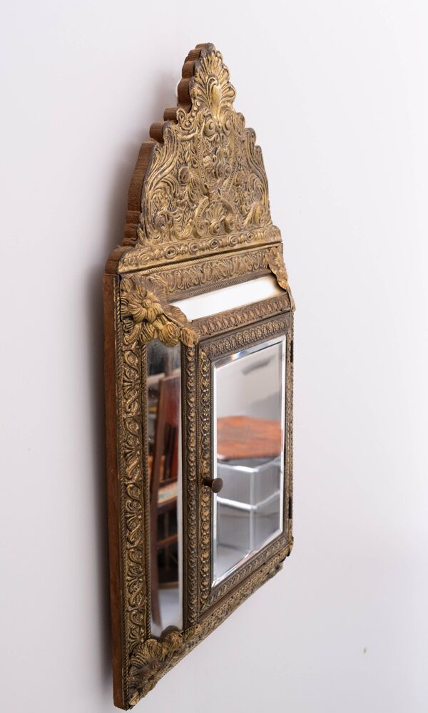 Miroir suspendu en laiton néerlandais ancien orné en repoussé pour cabinet d'entrée