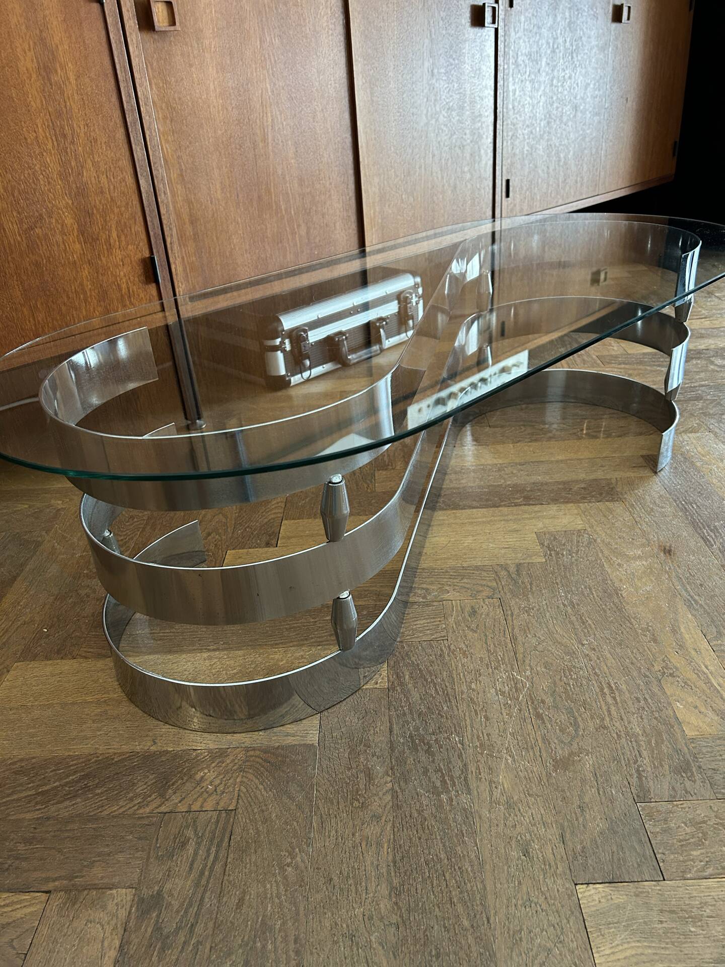 Table basse ovale design années 70 en verre et pieds chromé « S »
