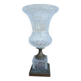 Imposing Médicis vase in cut crystal on a pedestal, created by Vaudeville at Baccarat.
