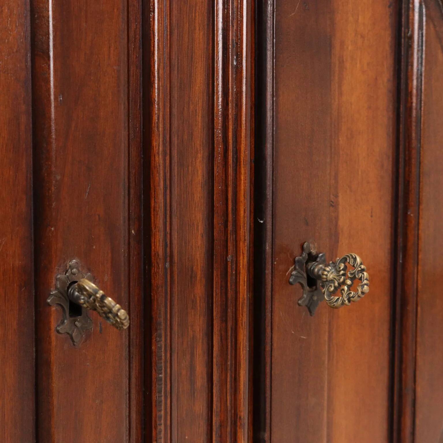 Baroque-style antique walnut buffet, Italy, 20th century.