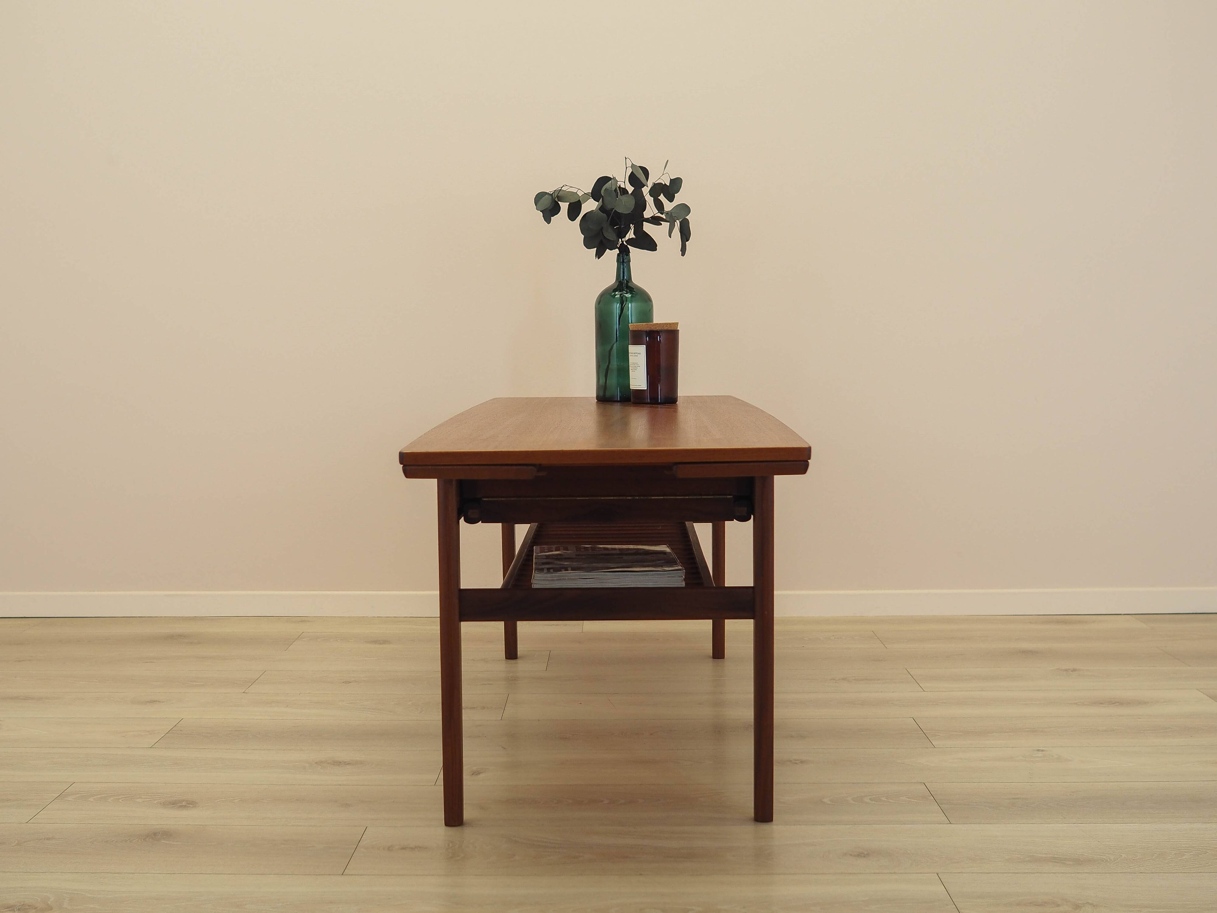 Table basse en teck danois avec étagère, années 1960