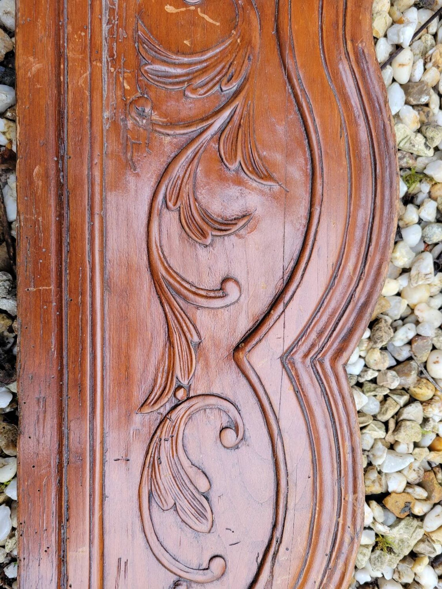 Fronton en bois sculpté vers 1800