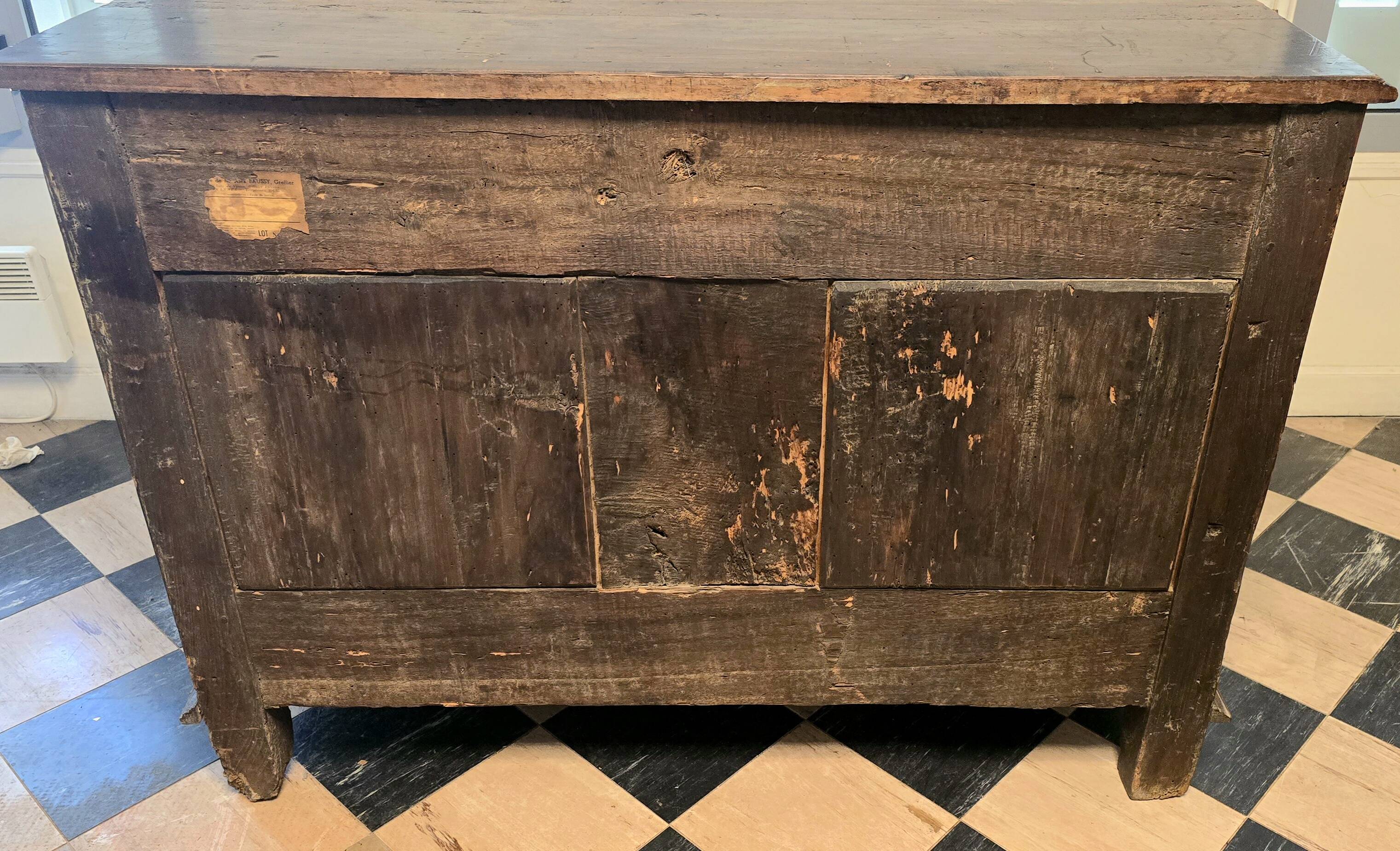 Crossbow chest of drawers in solid walnut, Louis XIV period – early 18th century