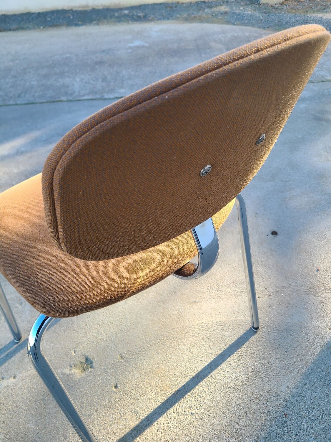 Chaise vintage stafor vers 1980