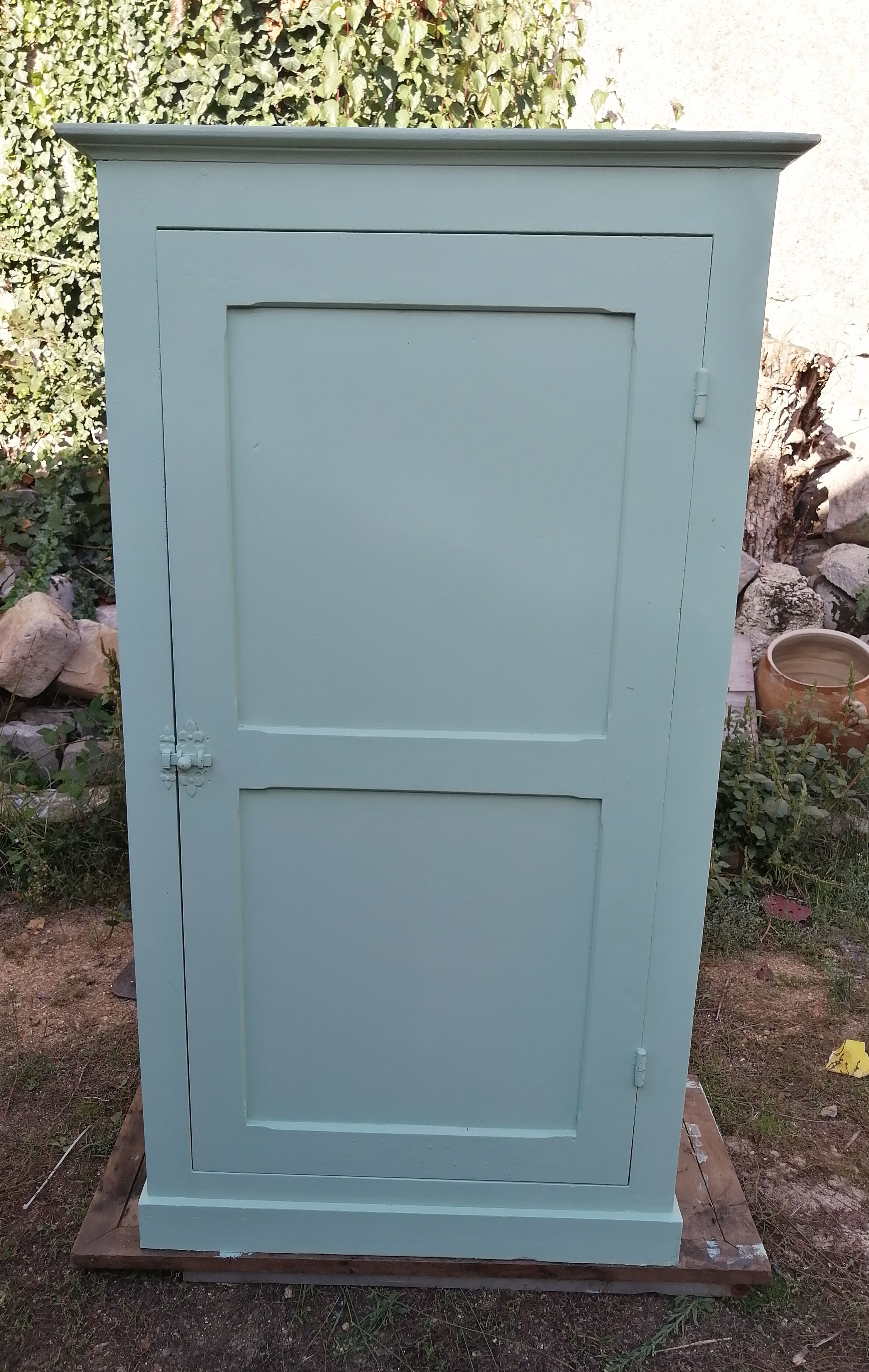 Parisian wardrobe or bonnetière