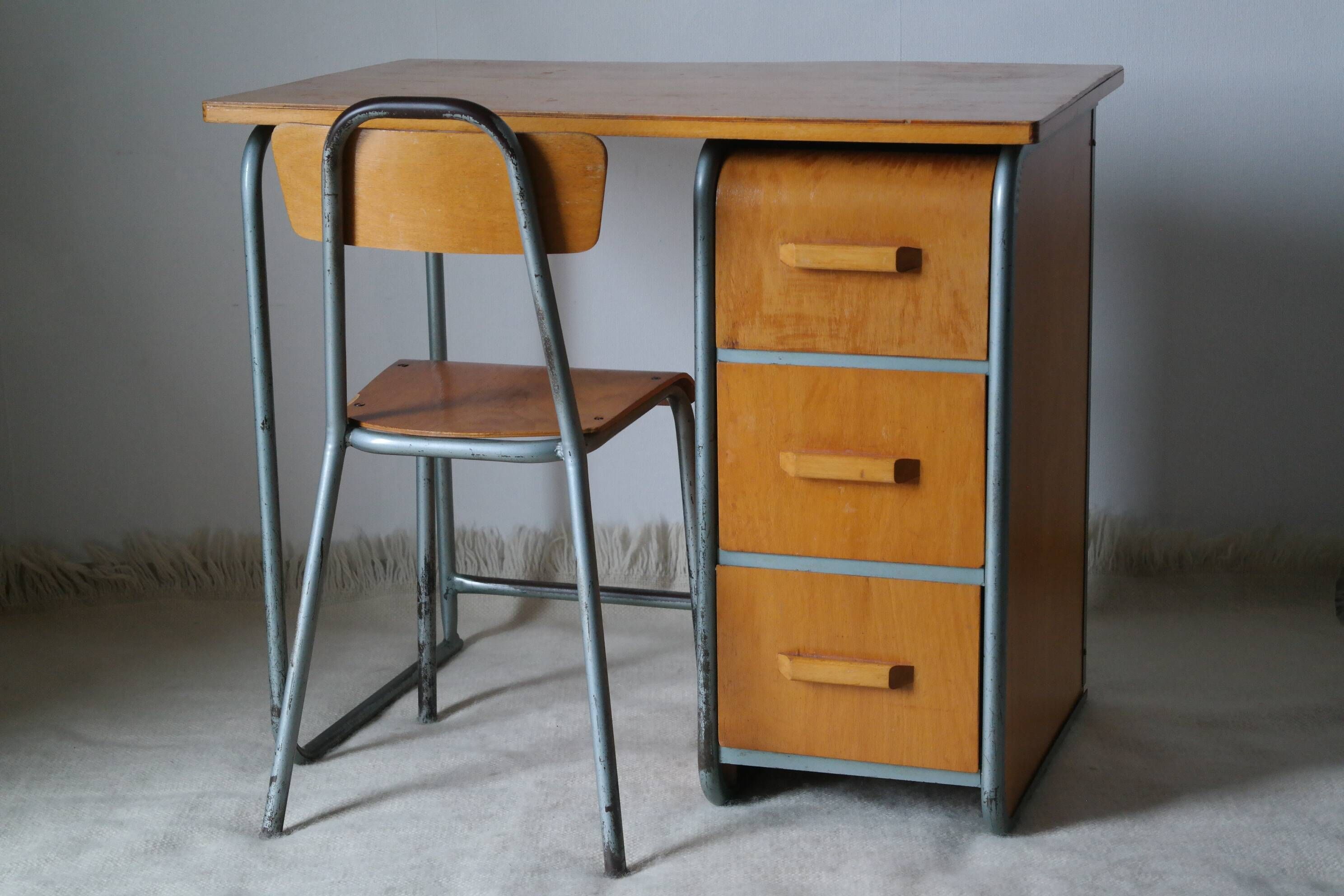 Bureau d'écolier et chaise vintage métal et bois clair