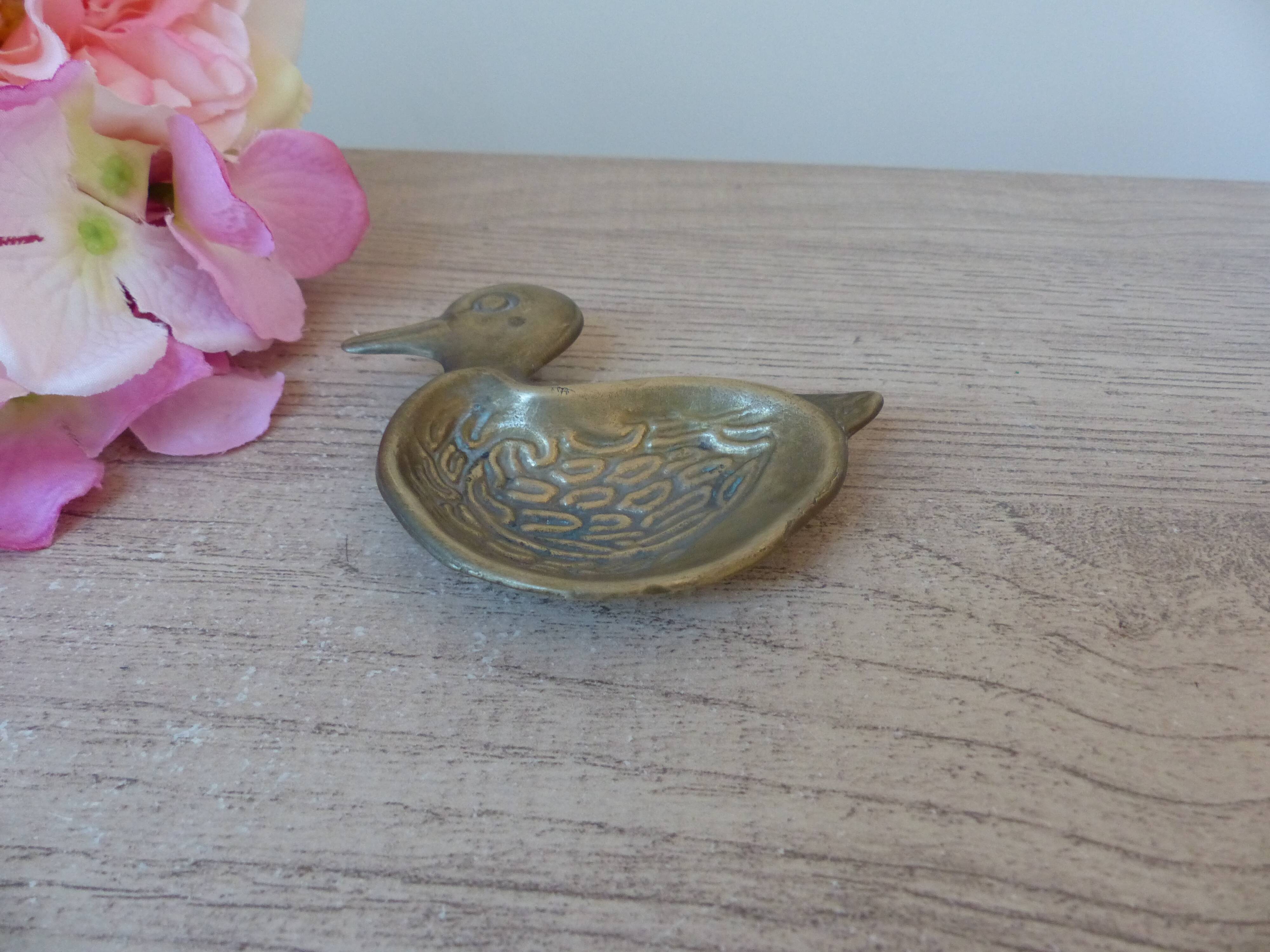 Small carved brass duck ashtray, duck pocket ashtray