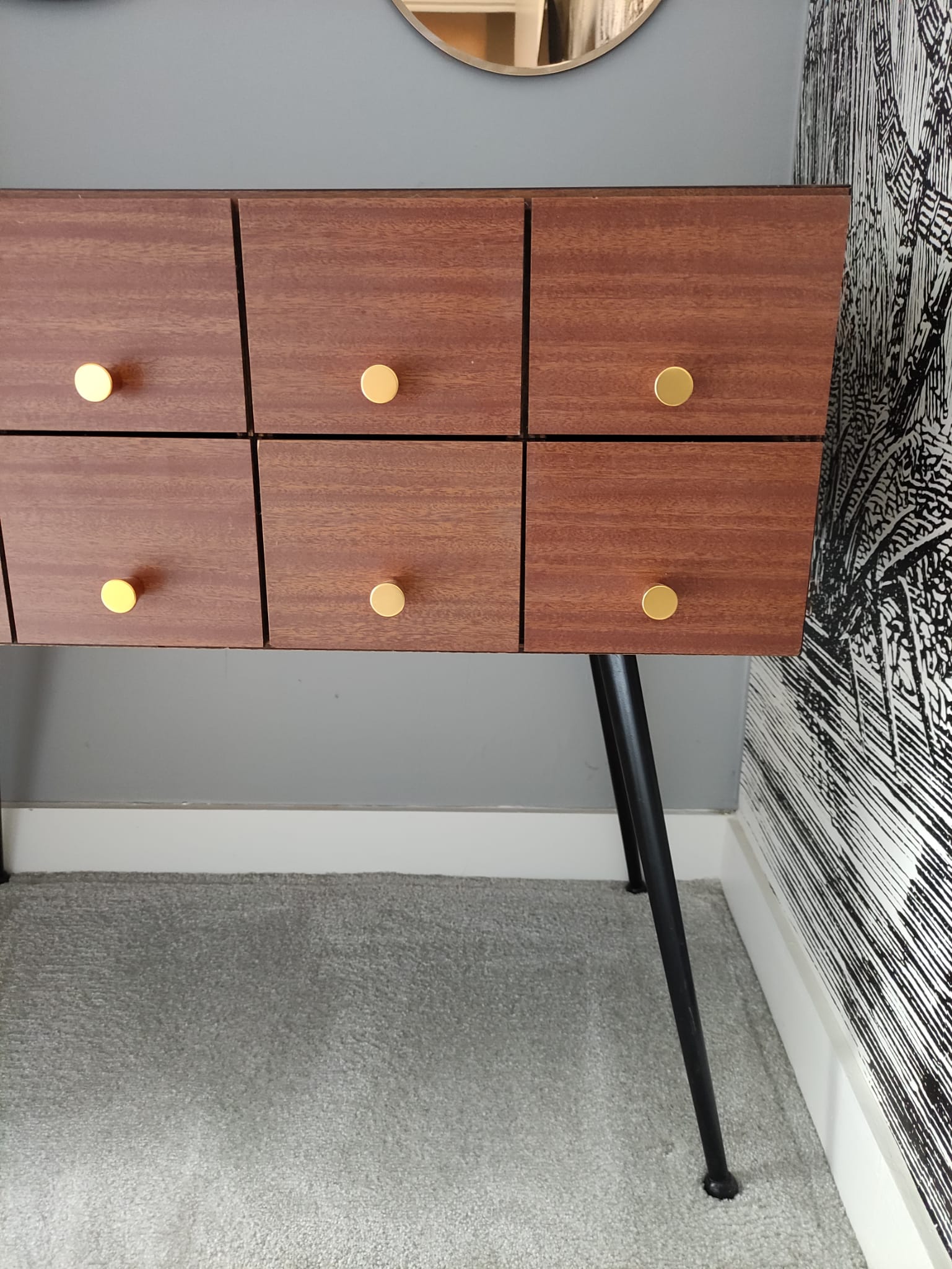 Console cabinet with drawers