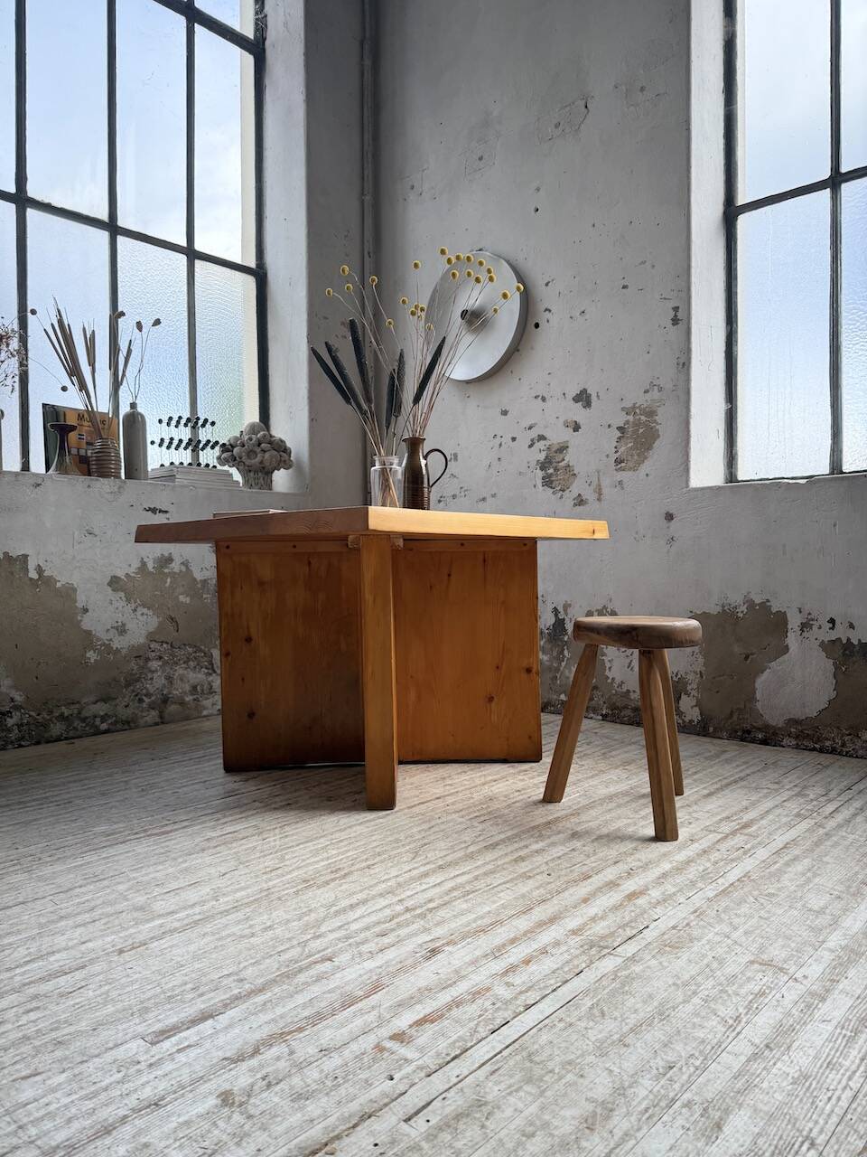 Table carrée moderniste en pin massif, années 50