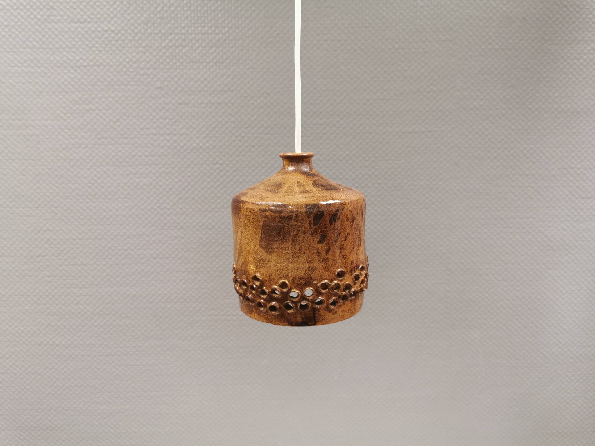 Petite lampe pendante en céramique, danoise, des années 1970-80, dans des tons terre.