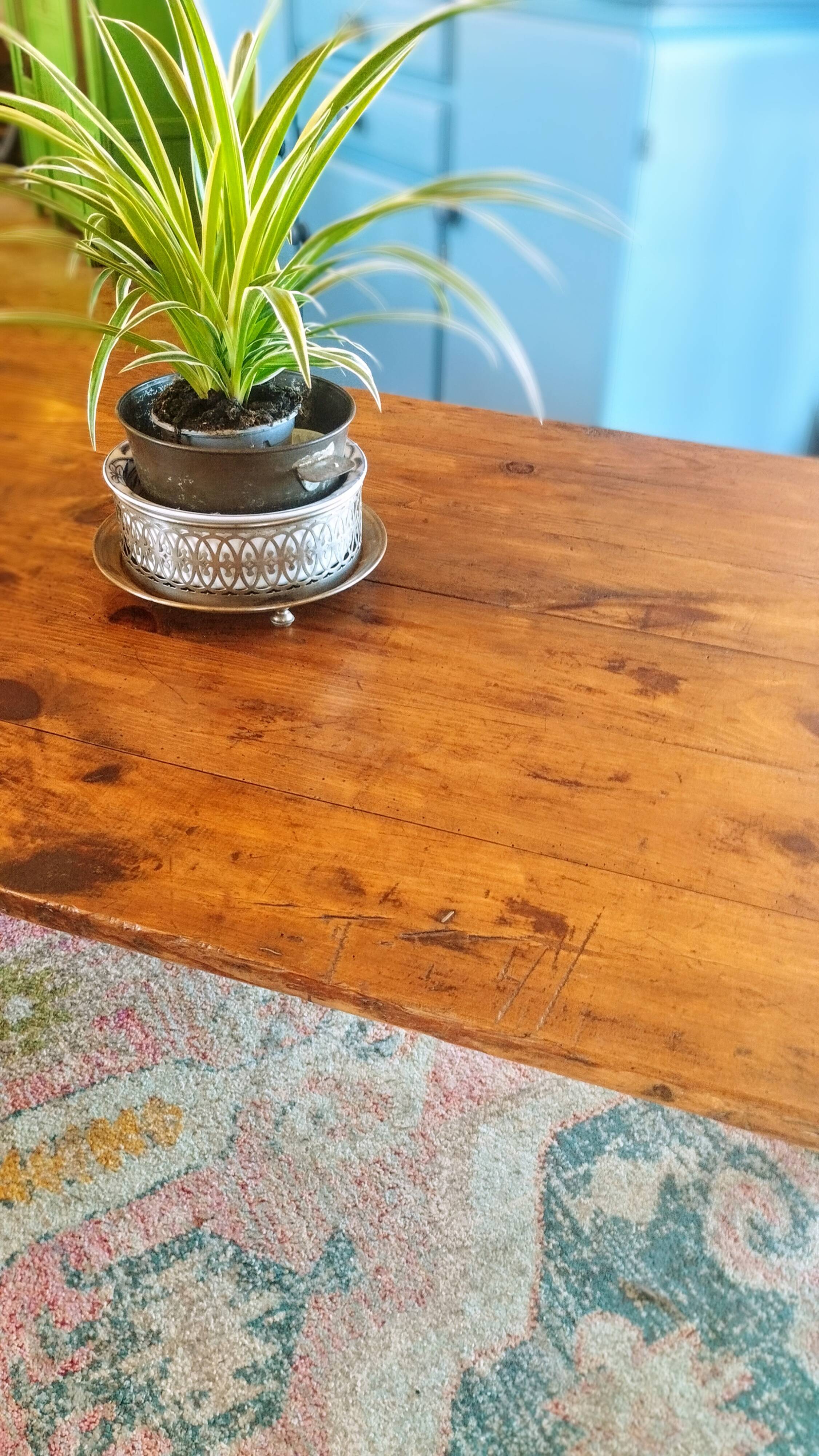 Table de ferme rustique patinée sur de lourds tréteaux