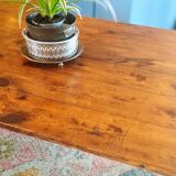 Table de ferme rustique patinée sur de lourds tréteaux