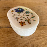 Boite en albâtre blanc décor floral incrusté