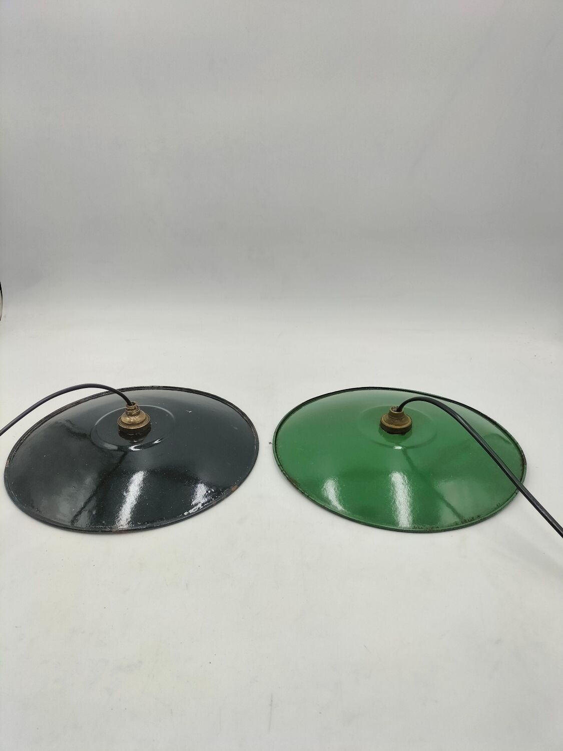 2 suspensions en tôles émaillées