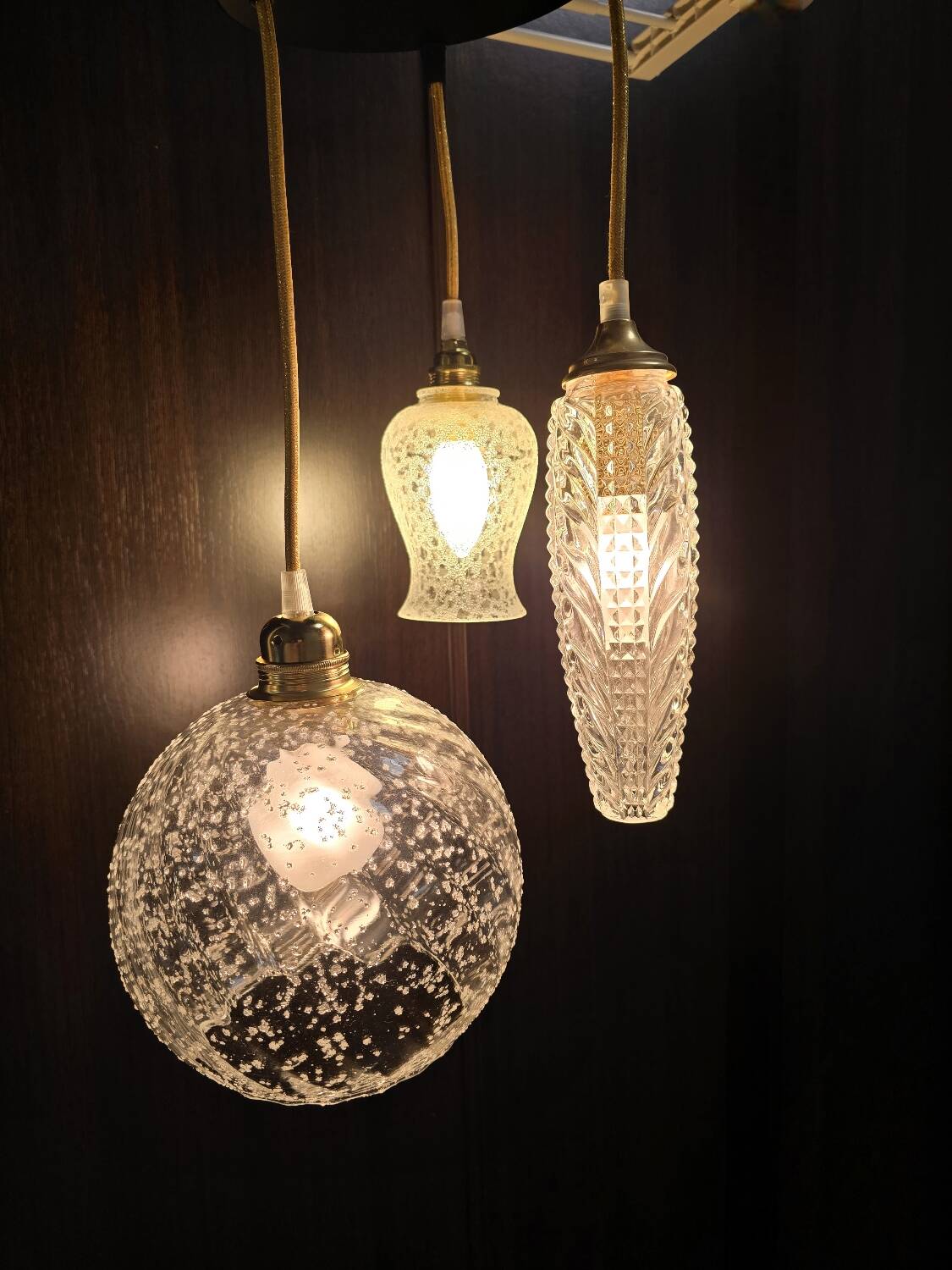Suspension with three cut glass globes and a diamond tip.