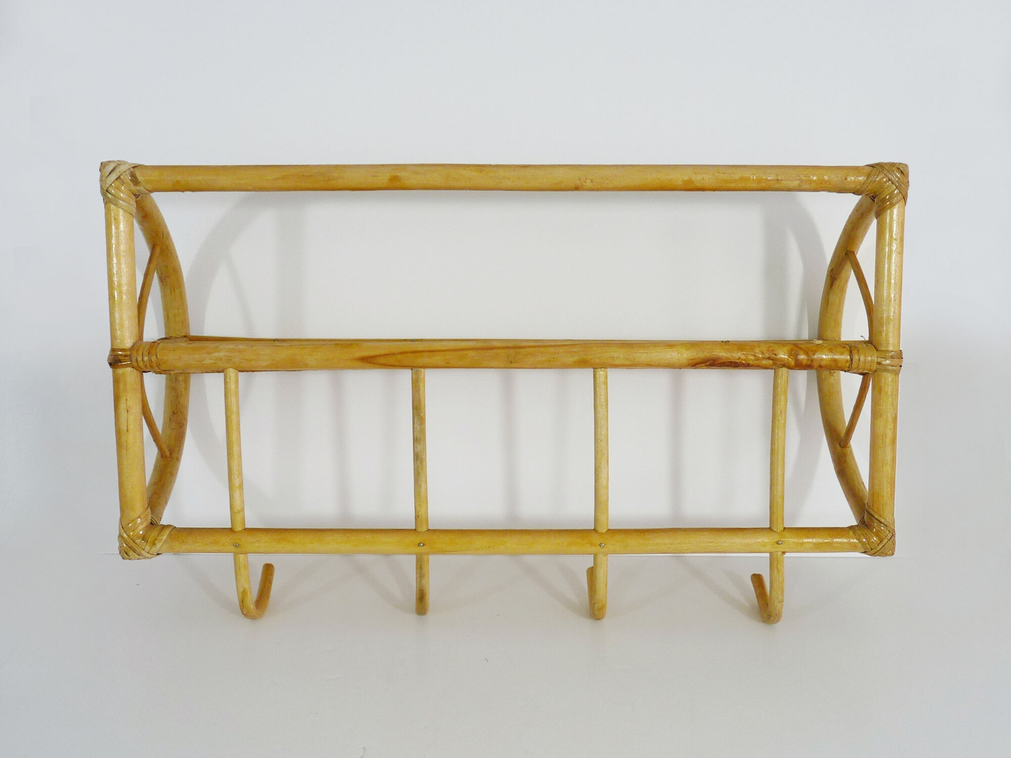 4-patère wall door and shelf. Vintage rattan coat hanger. Year 60