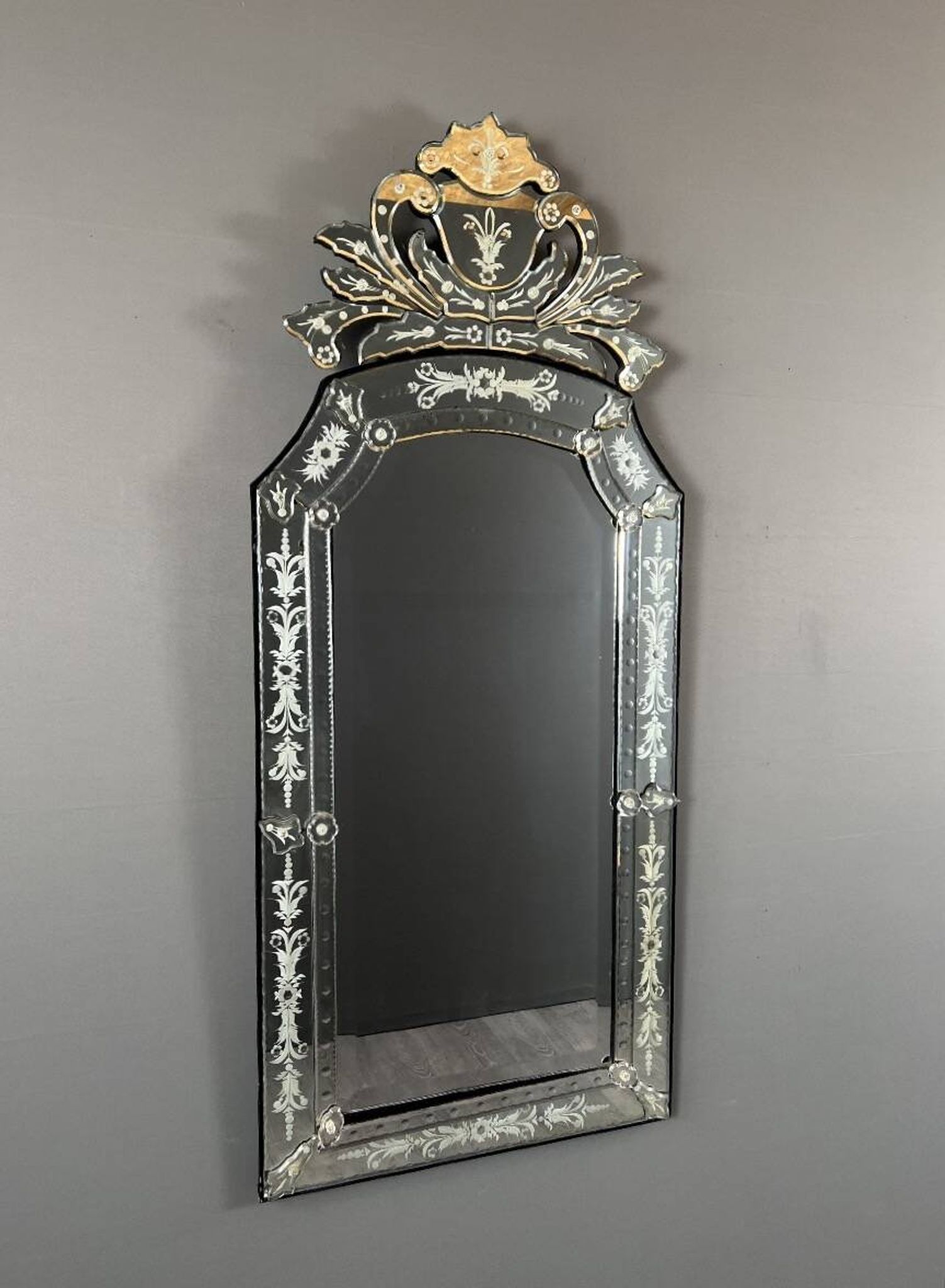 Miroir vénitien gravé à décor floral, XXe siècle