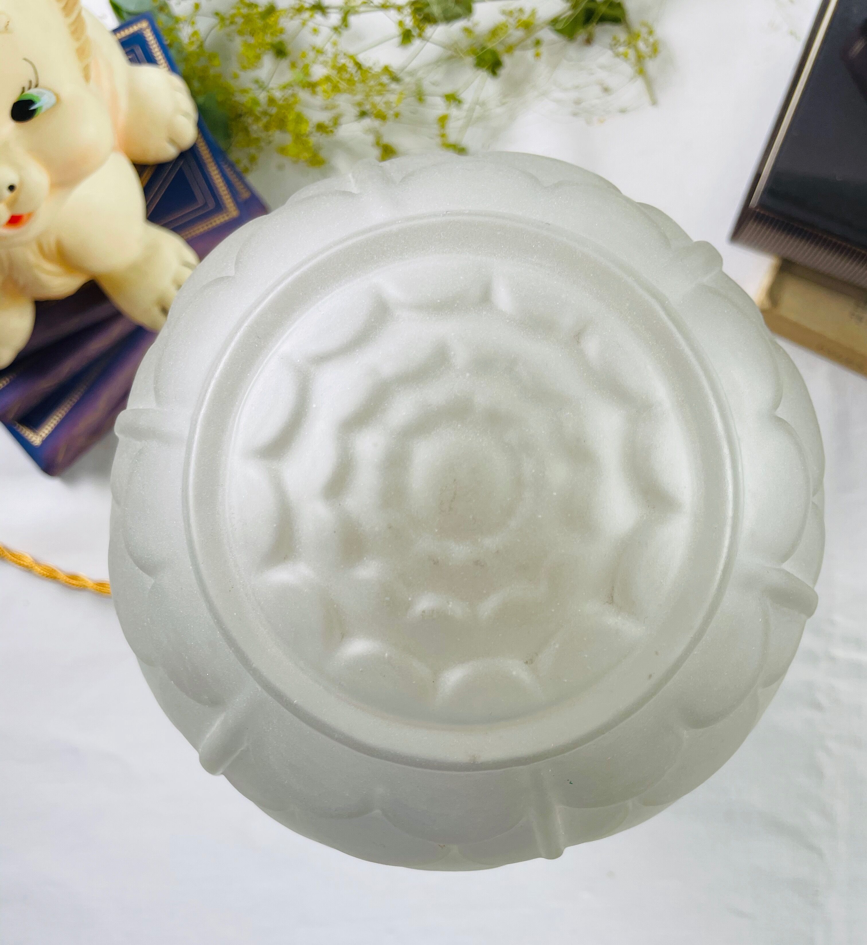 Art Deco white frosted globe table lamp - Year 40
