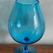 Vase bleu sur pied
