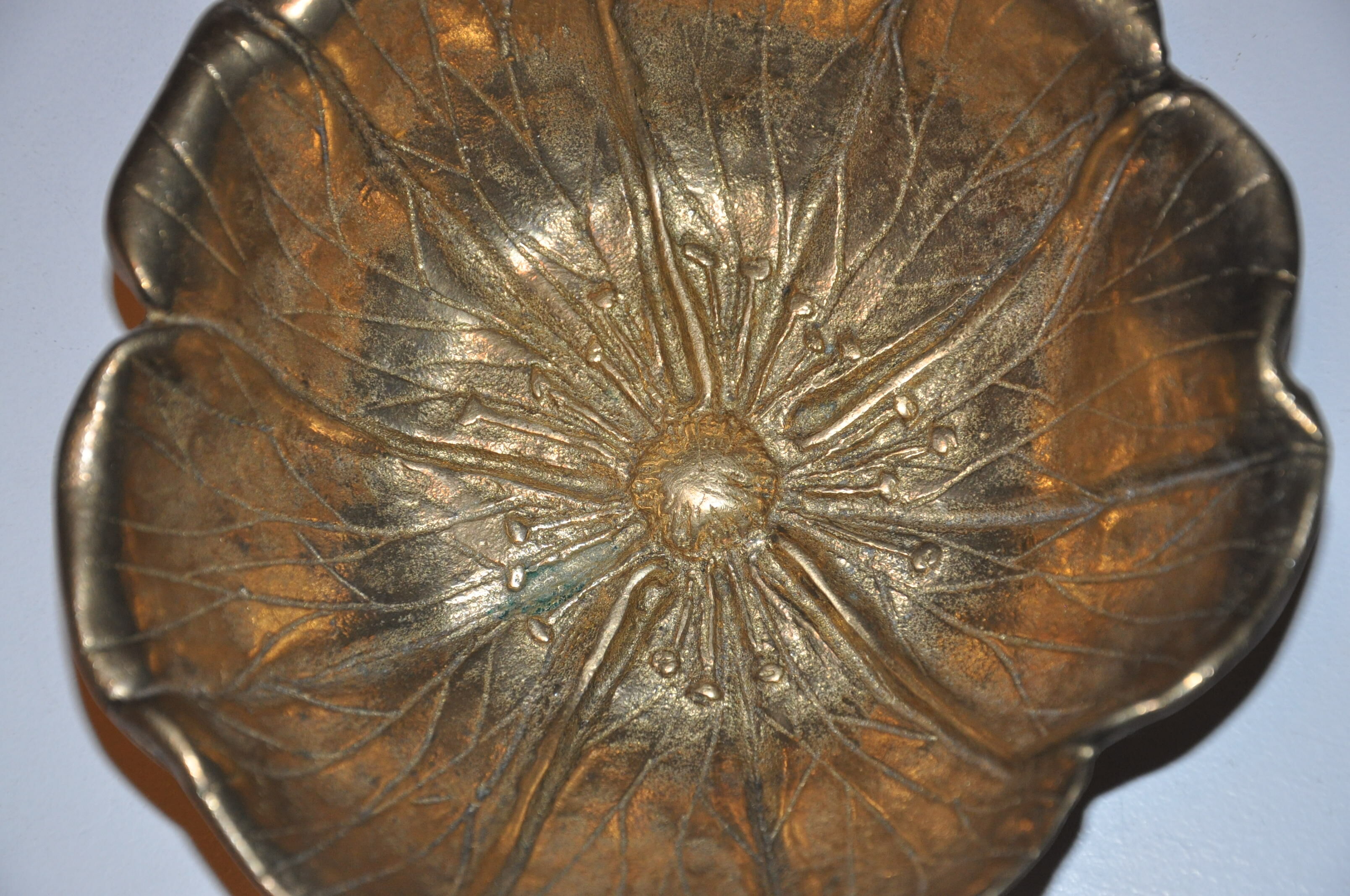 Empty-pocket flower in solid brass