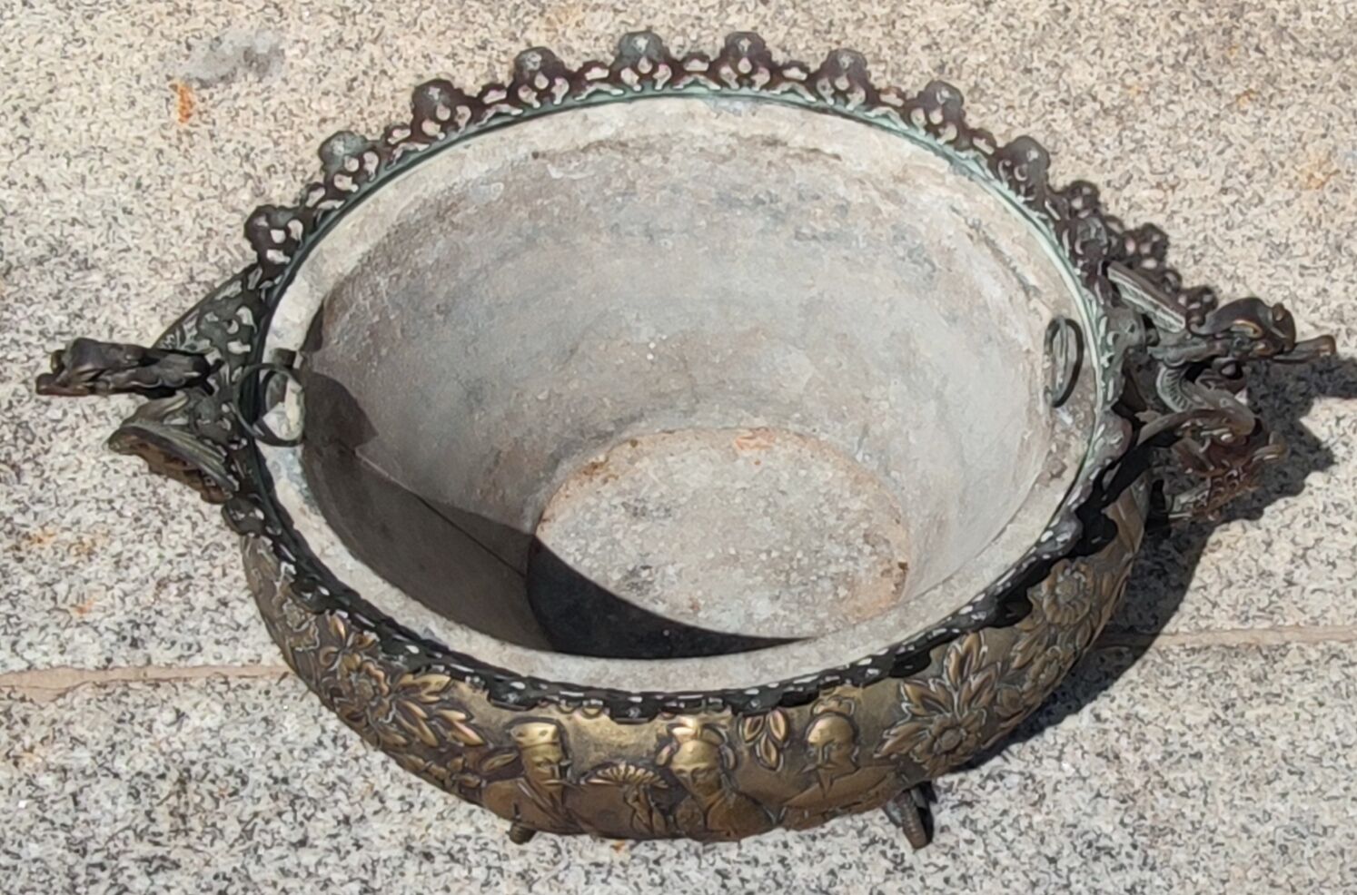 Ancienne jardinière en cuivre décor hindou