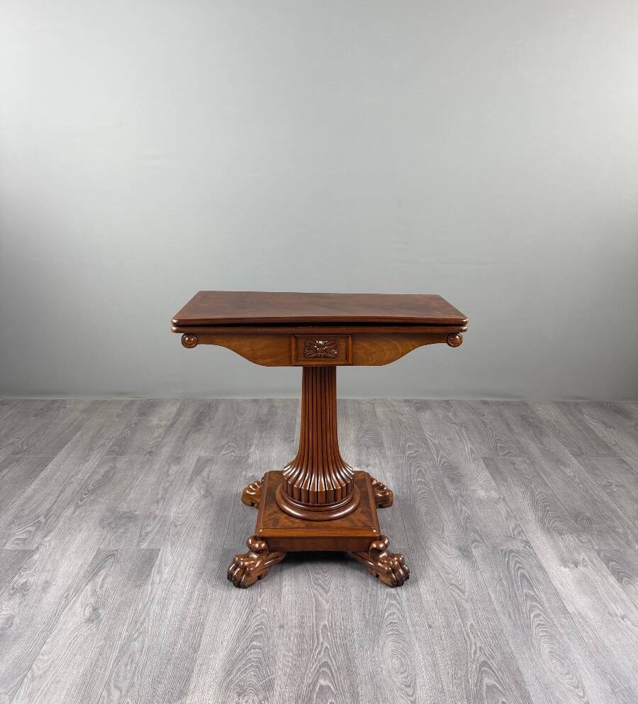 Table à jeux en acajou, XIXe siècle