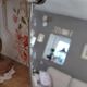 Miroir ovale biseauté vintage années 70 avec ses accroches murales en métal couleur argent