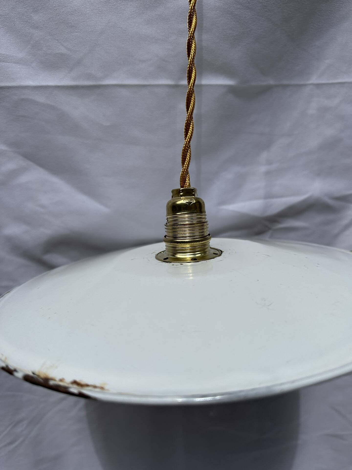 Suspension vintage blanche en tôle émaillée style indus ferme