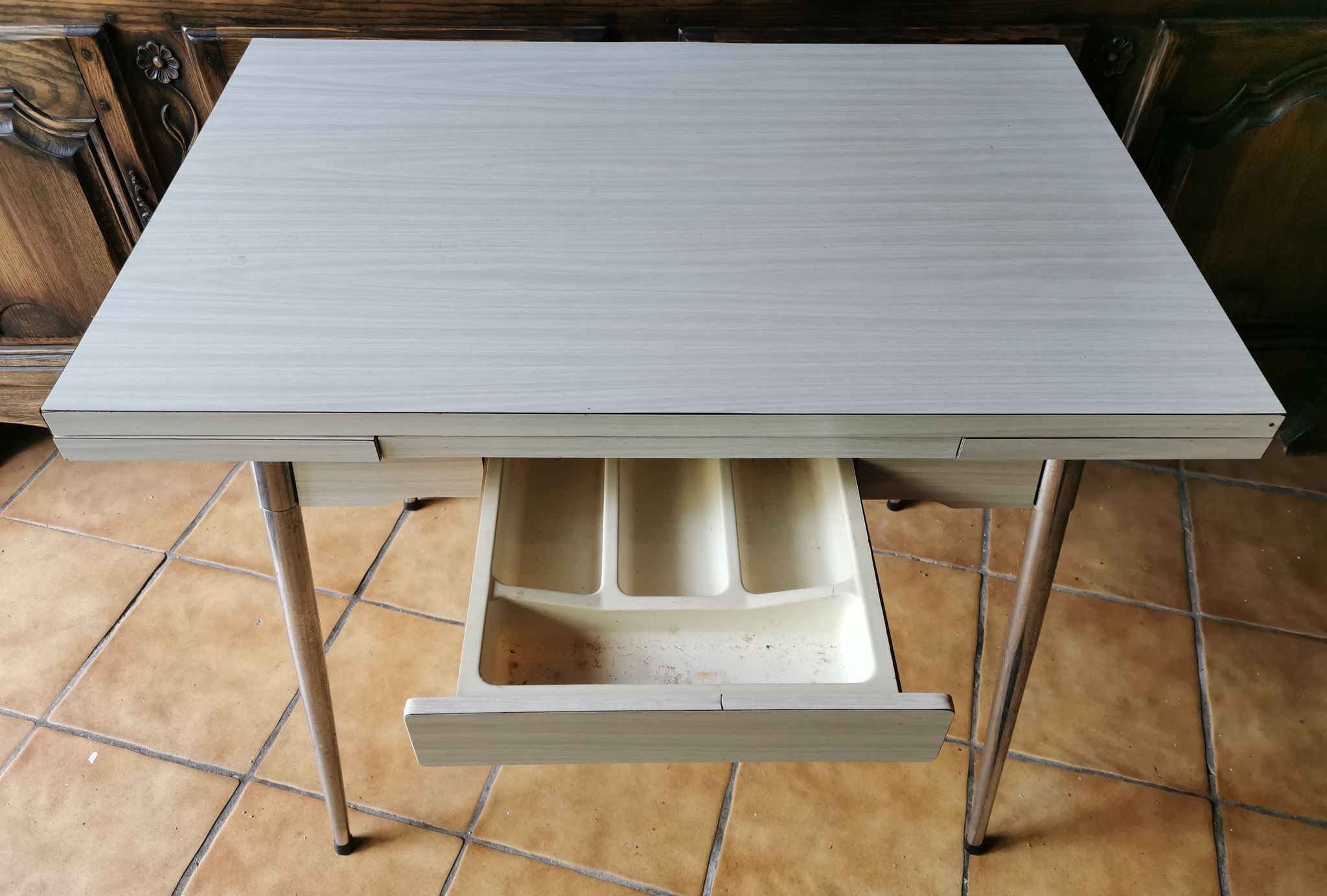 Formica table with extensions