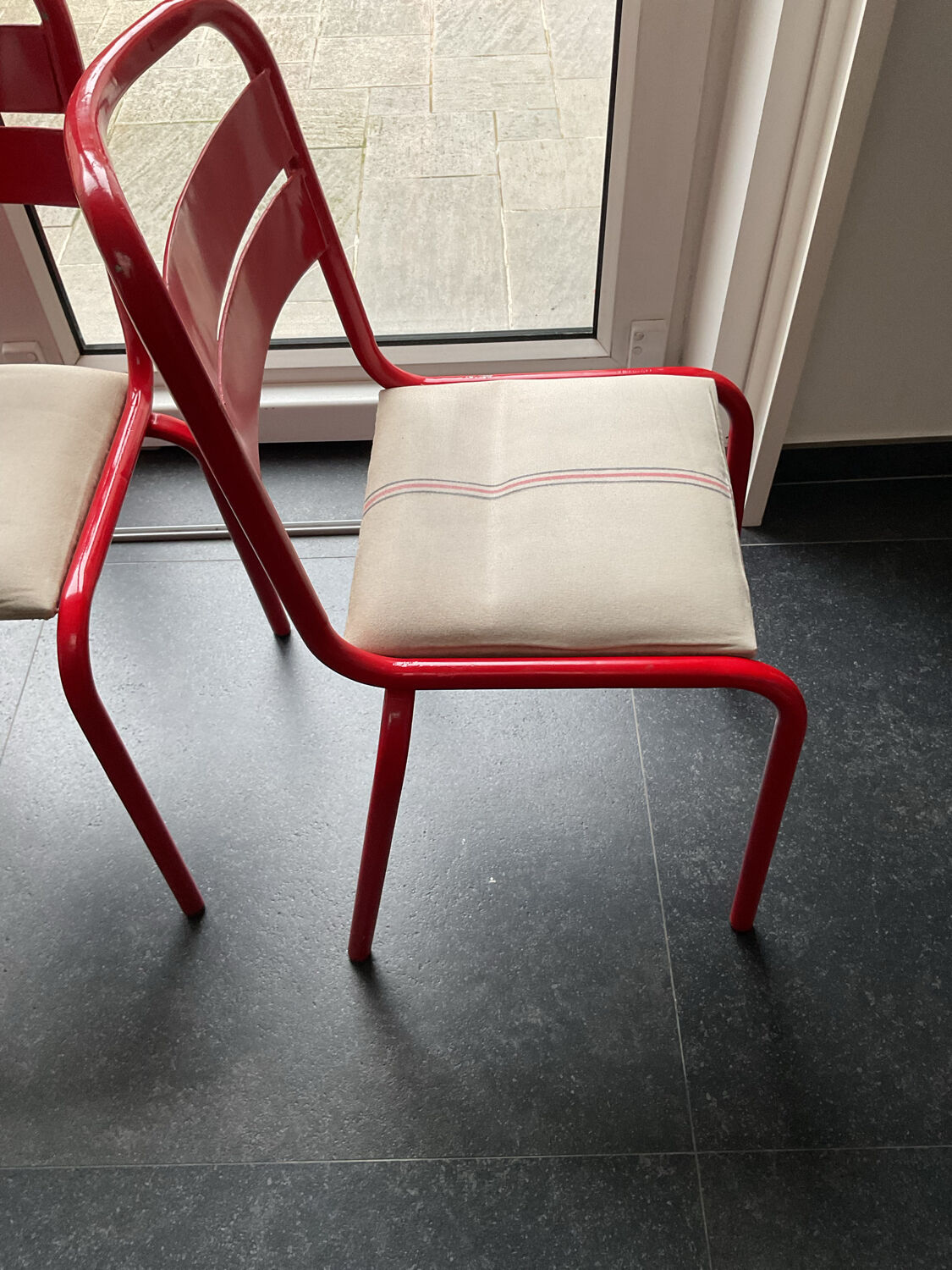Lot de chaises en métal industriel