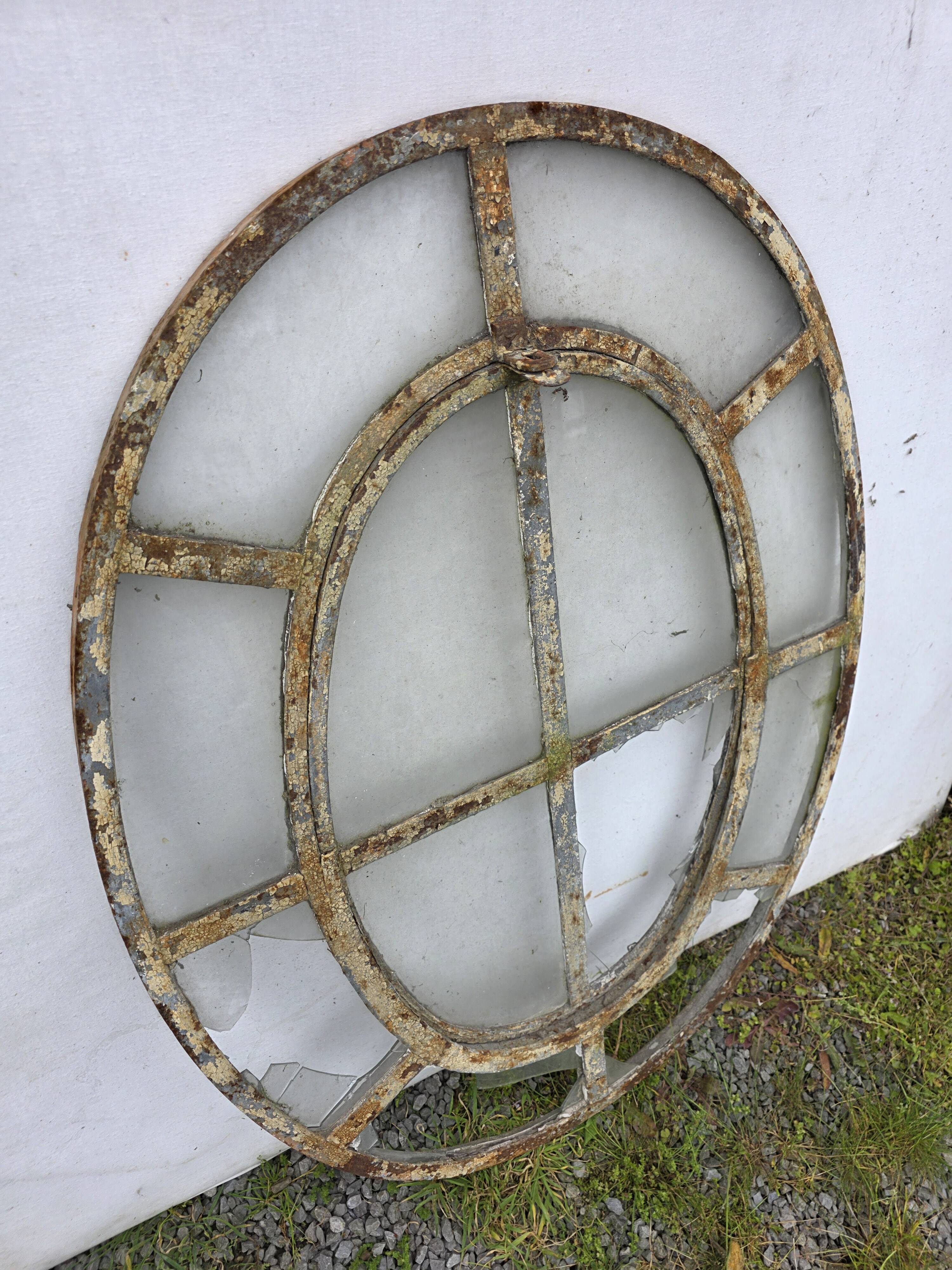 Bull's-eye window from the 19th century in iron (with opening).