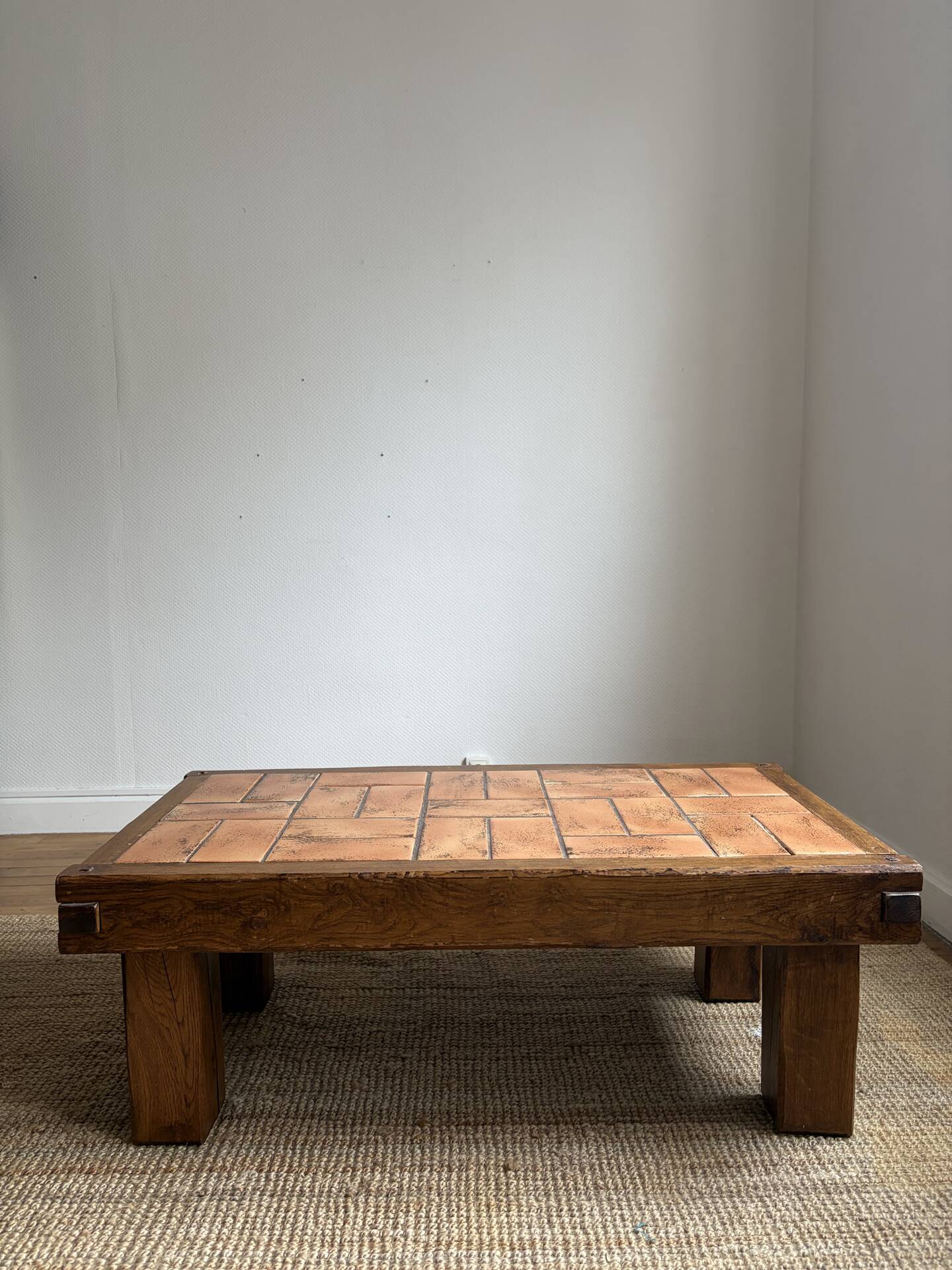 Table basse brutaliste