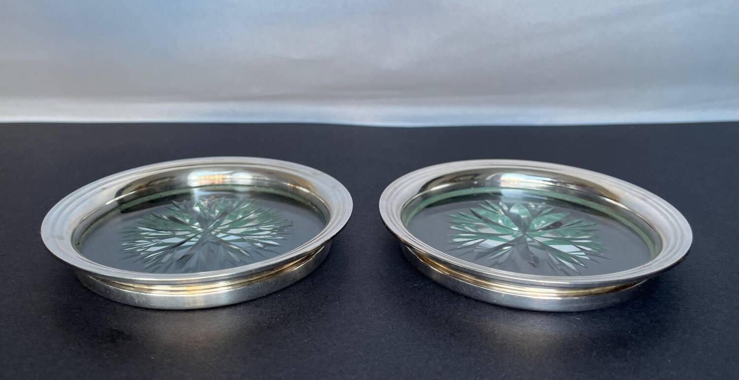 2 Bottle coasters in cut glass and silver metal