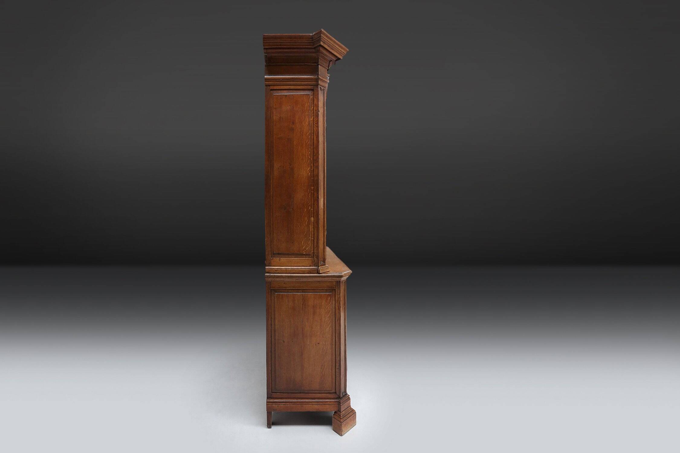 Vaisselier vitré en bois sculpté, Belgique, XVIIIe siècle