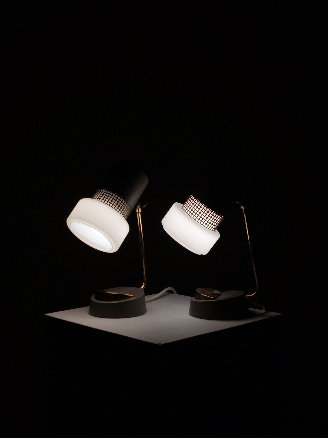 Lampes de chevet vintage milieu du siècle, lampes de table en verre opale et laiton.