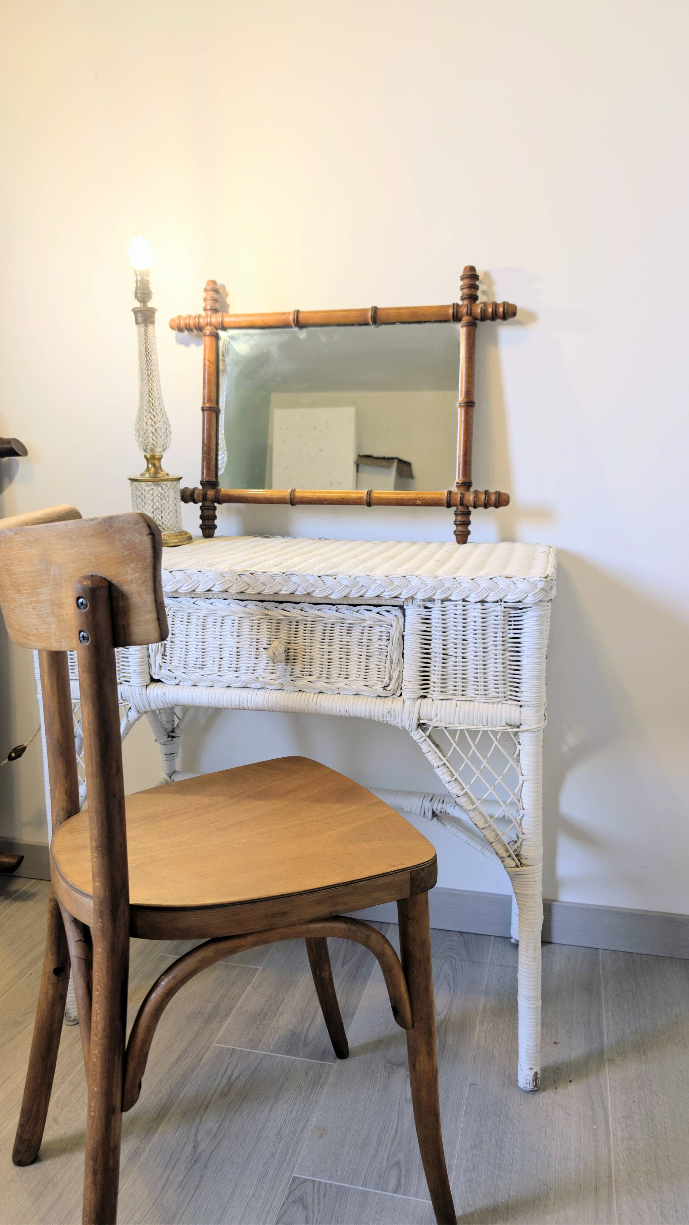 Bistro chair in beech, bent wood