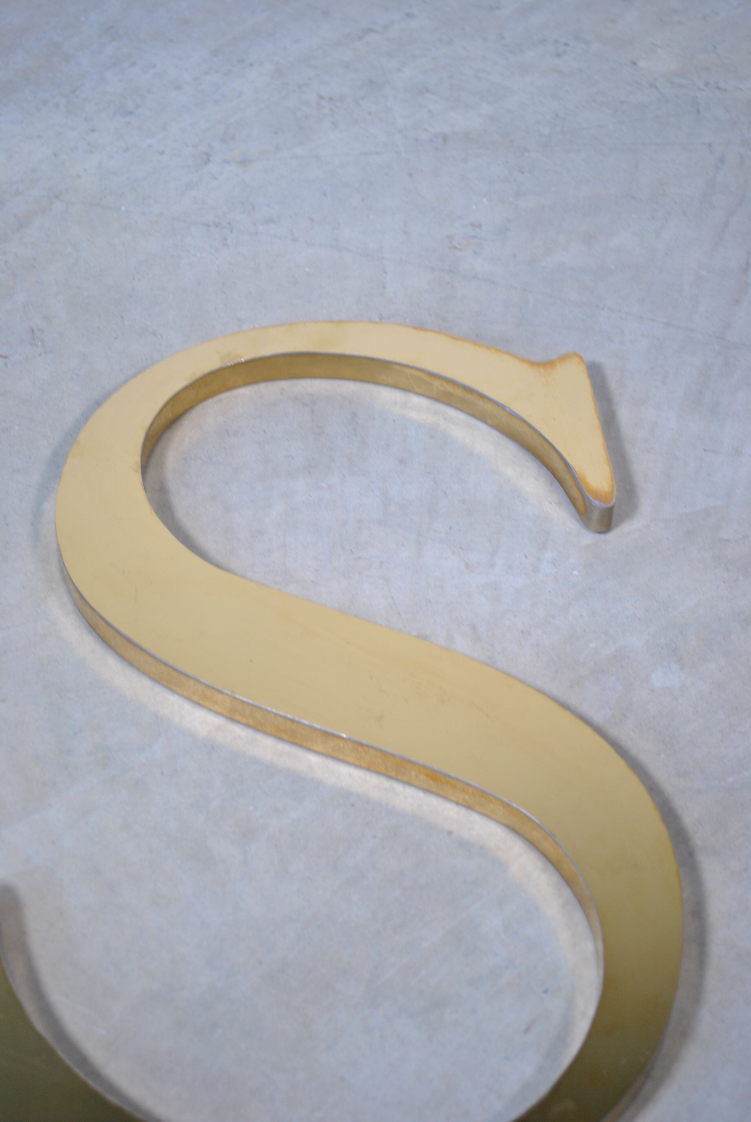 Letter sign in gold metal "S" 1980