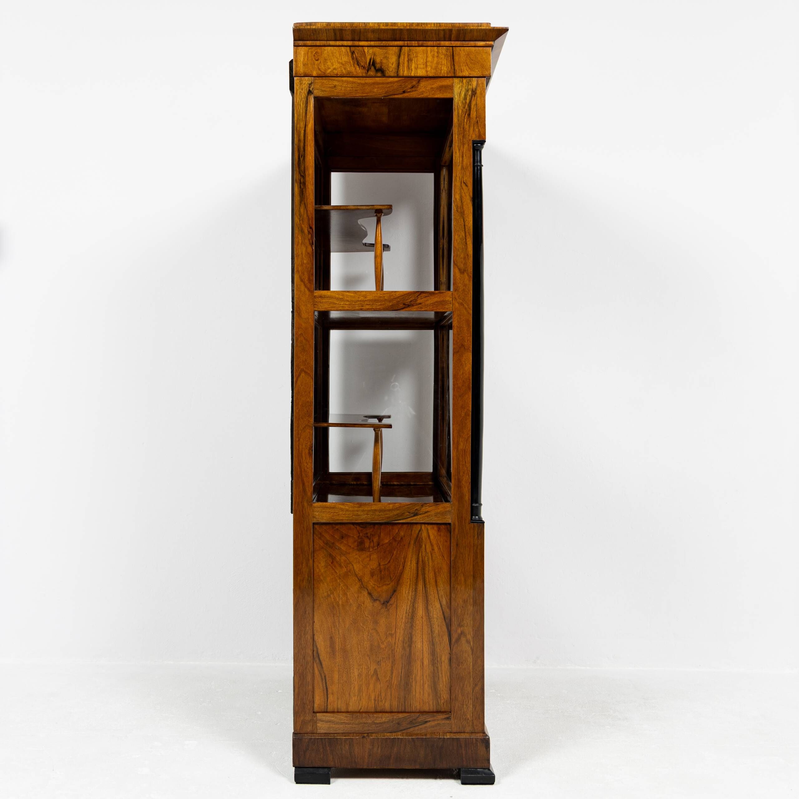 Small Biedermeier / Louis-Philippe display cabinet in walnut and birch 1840-1860