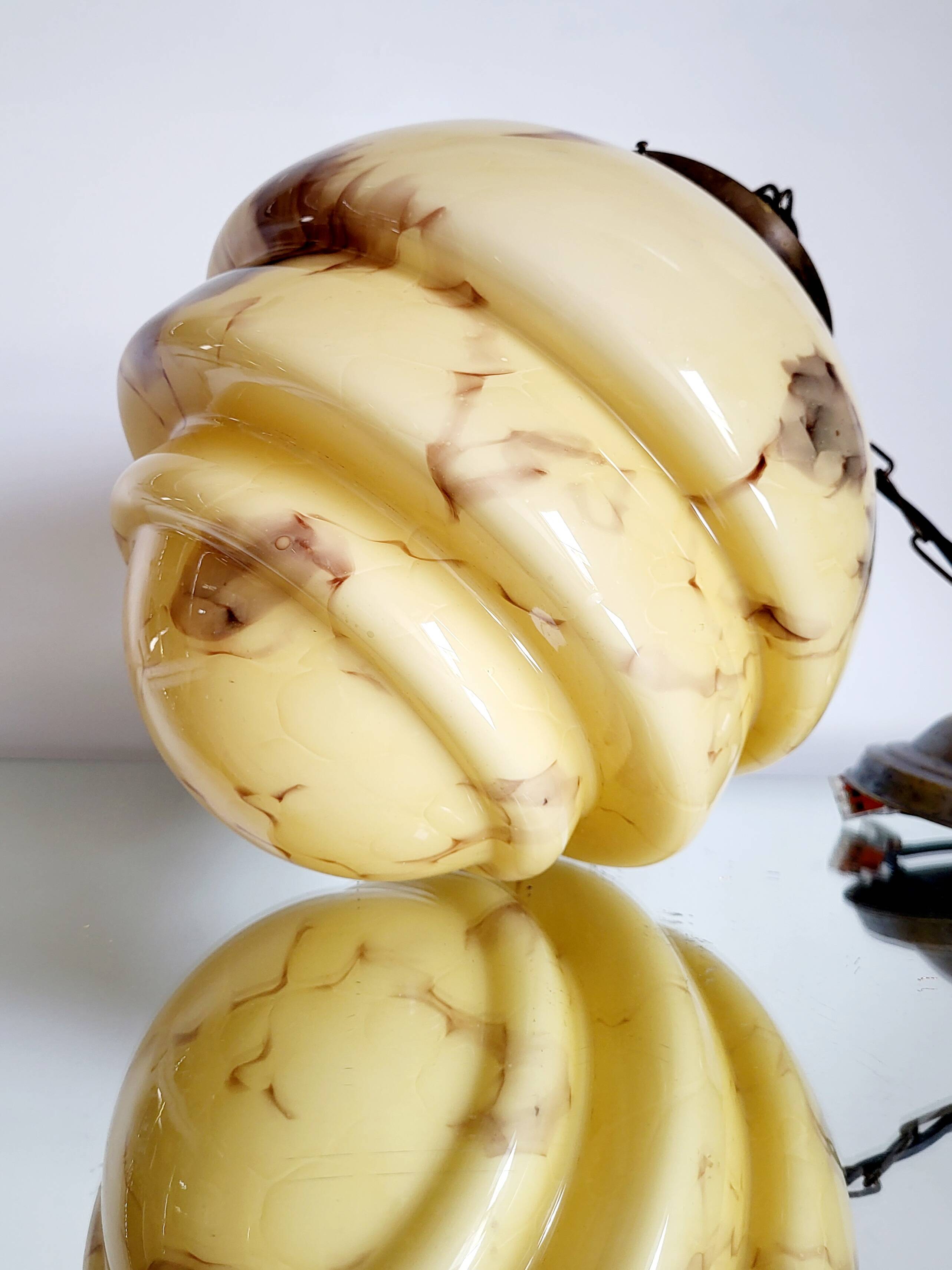 Lampe à suspension art déco en glaçure opaline, gemarmerd, messing, jaren 1930