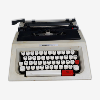 Machine à écrire olivetti lettra 52