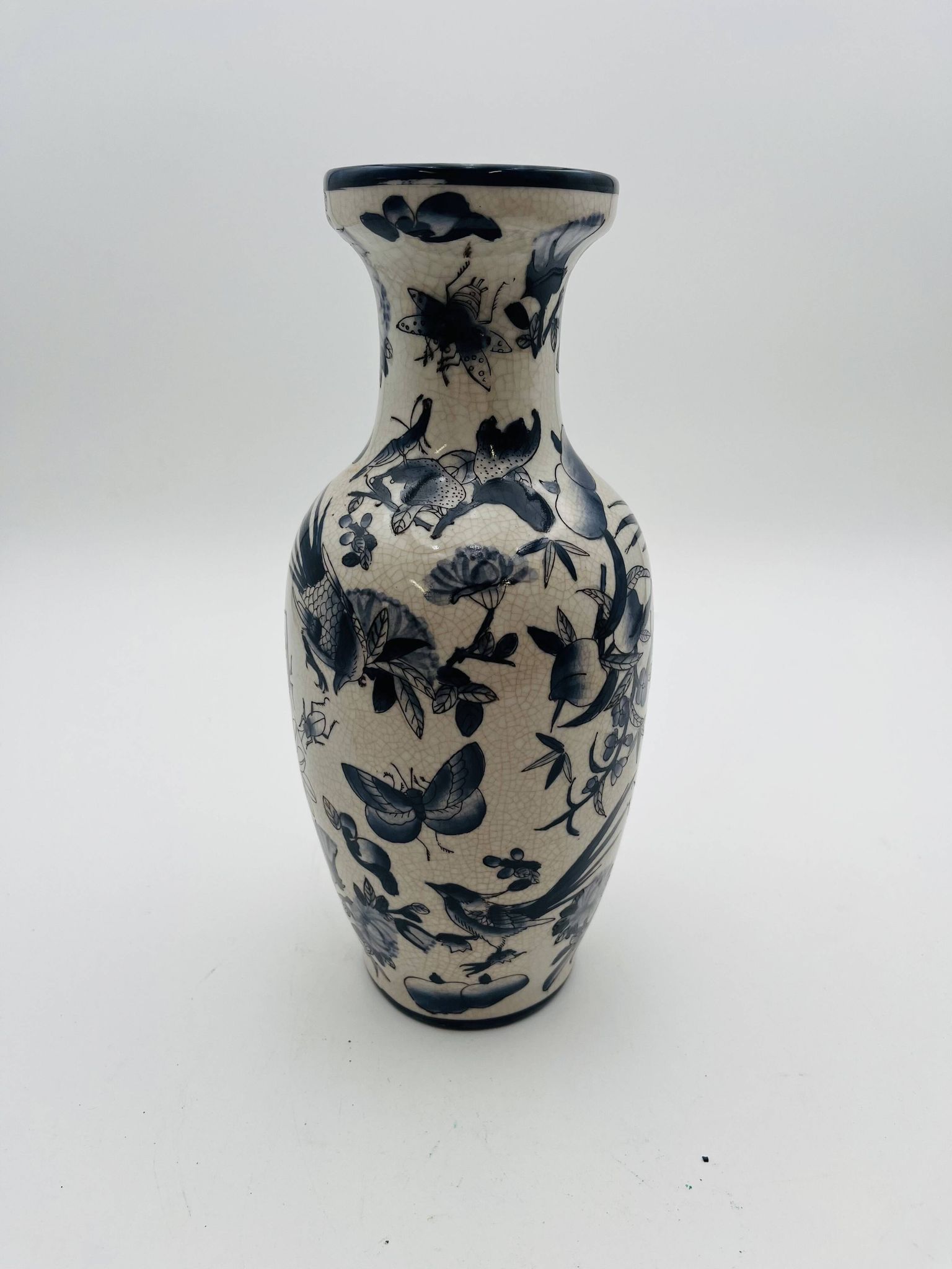 Antique Chinese porcelain vase – blue and white decoration