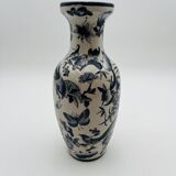 Antique Chinese porcelain vase – blue and white decoration