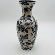 Antique Chinese porcelain vase – blue and white decoration
