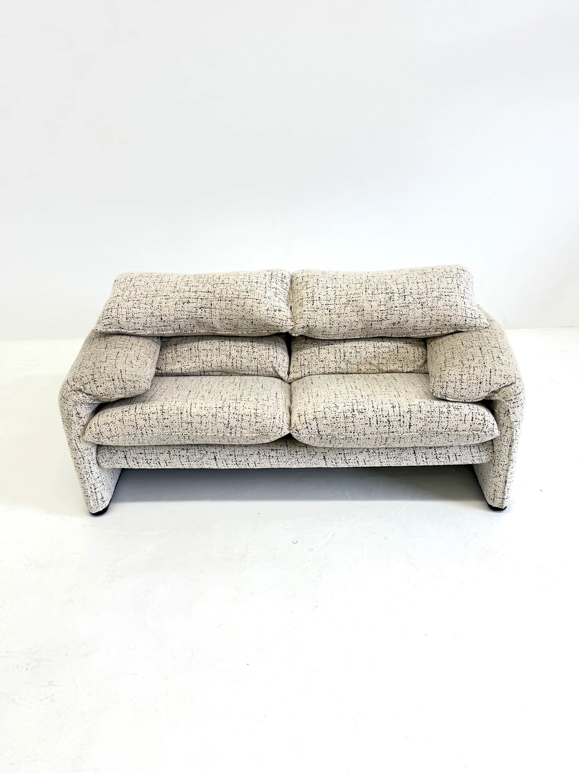 Cassina Maralunga 2-seater sofa by Vico Magistretti off-white with subtle pattern