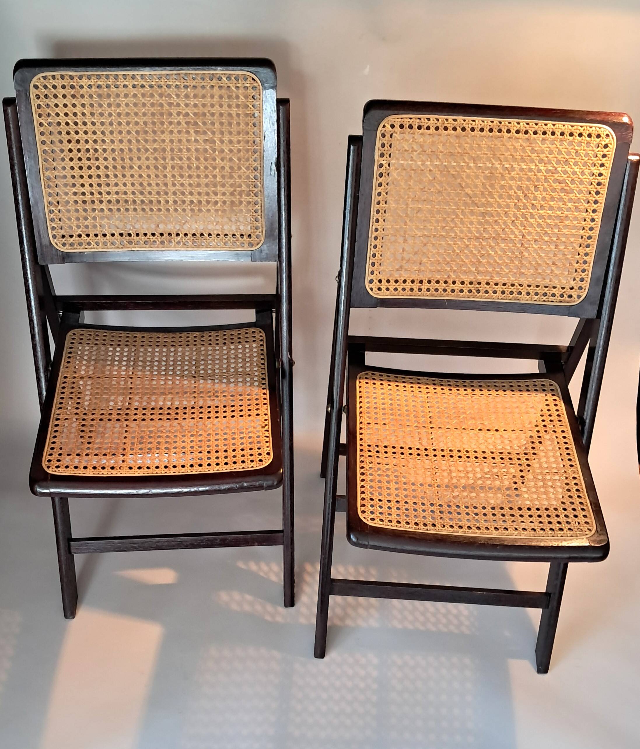 Pair of caned folding chairs from the 1960s in varnished wood.