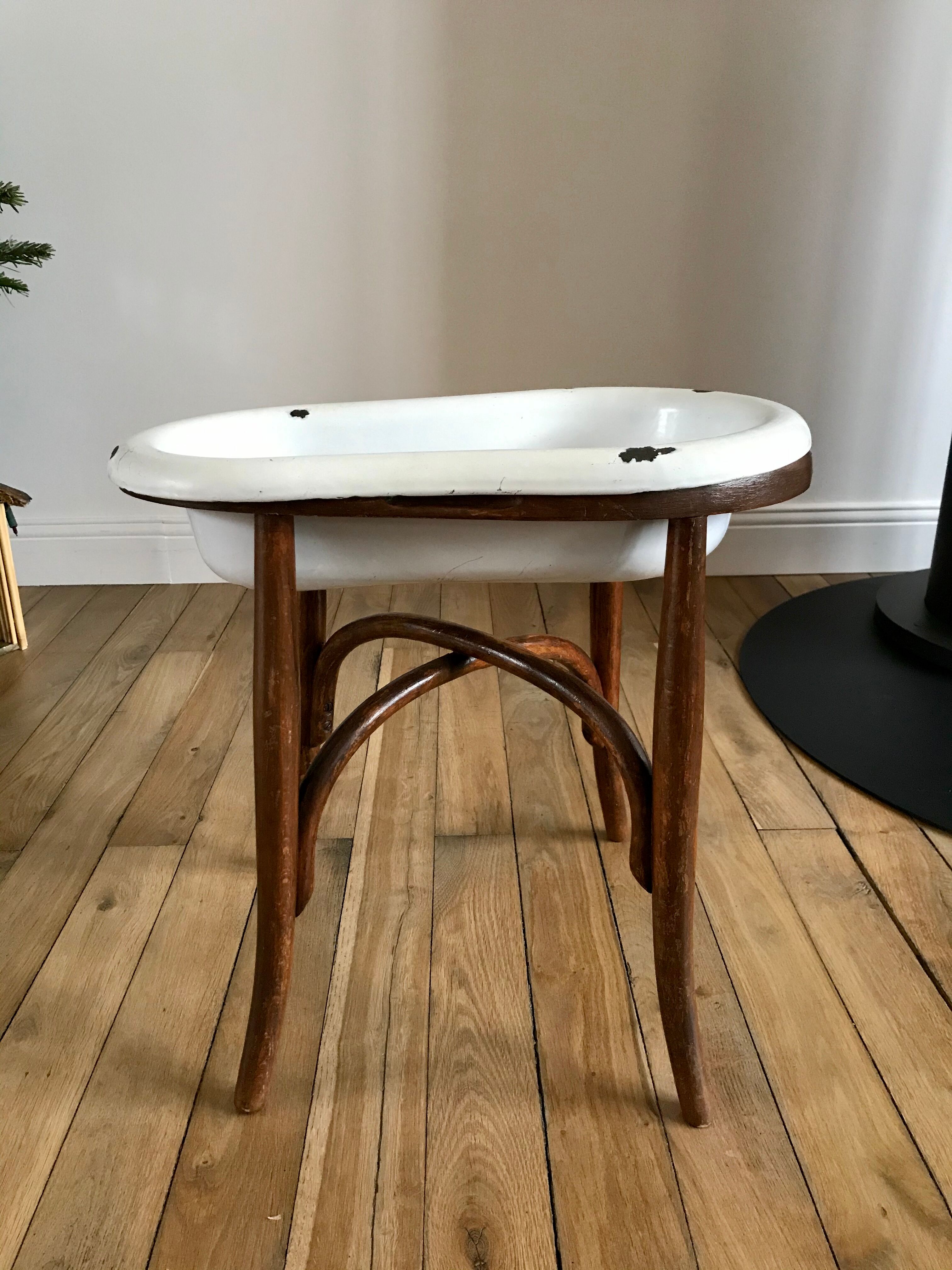 Old baby bean bathtub enamelled structure bent wood early twentieth century