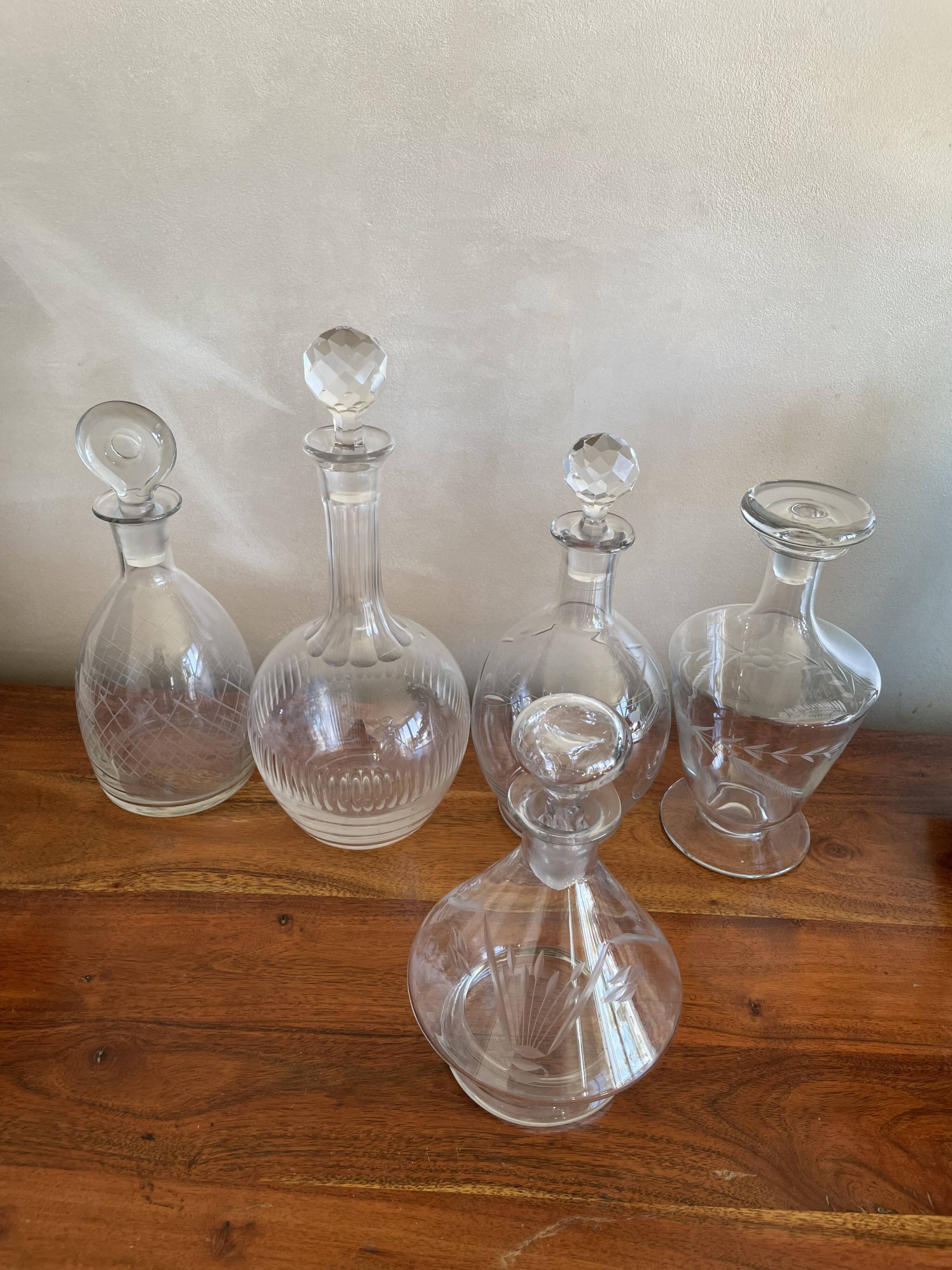 Lot 5 carafes en verre gravé