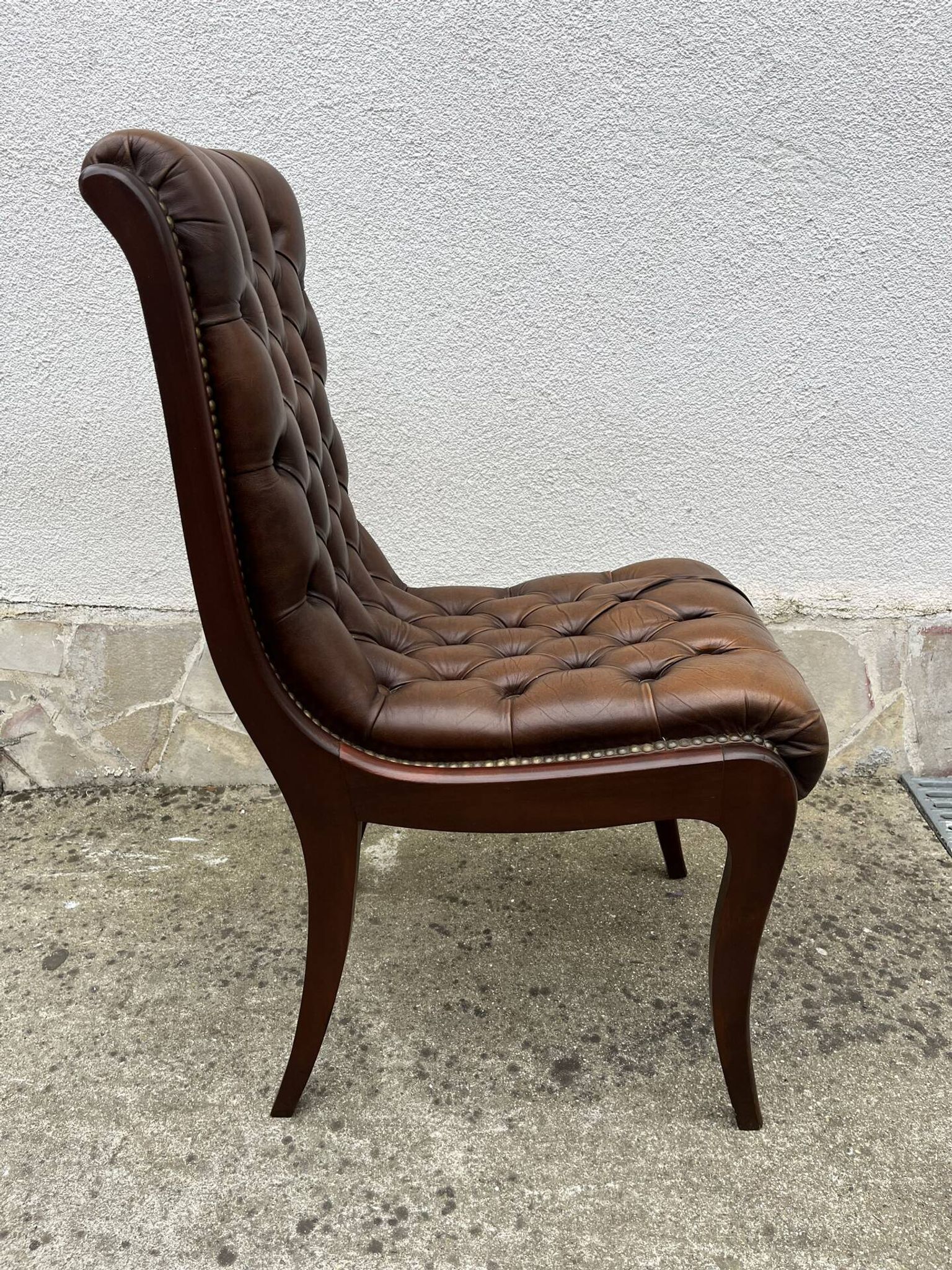 Chaise Chesterfield en cuir brun capitonné