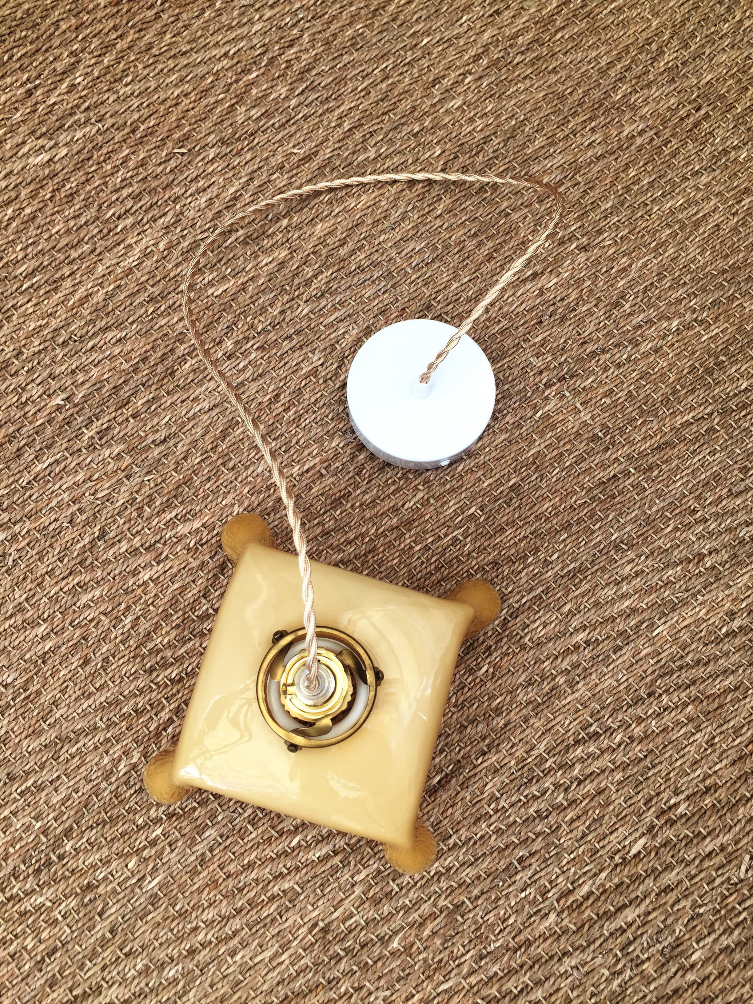 Suspension in pale yellow opaline