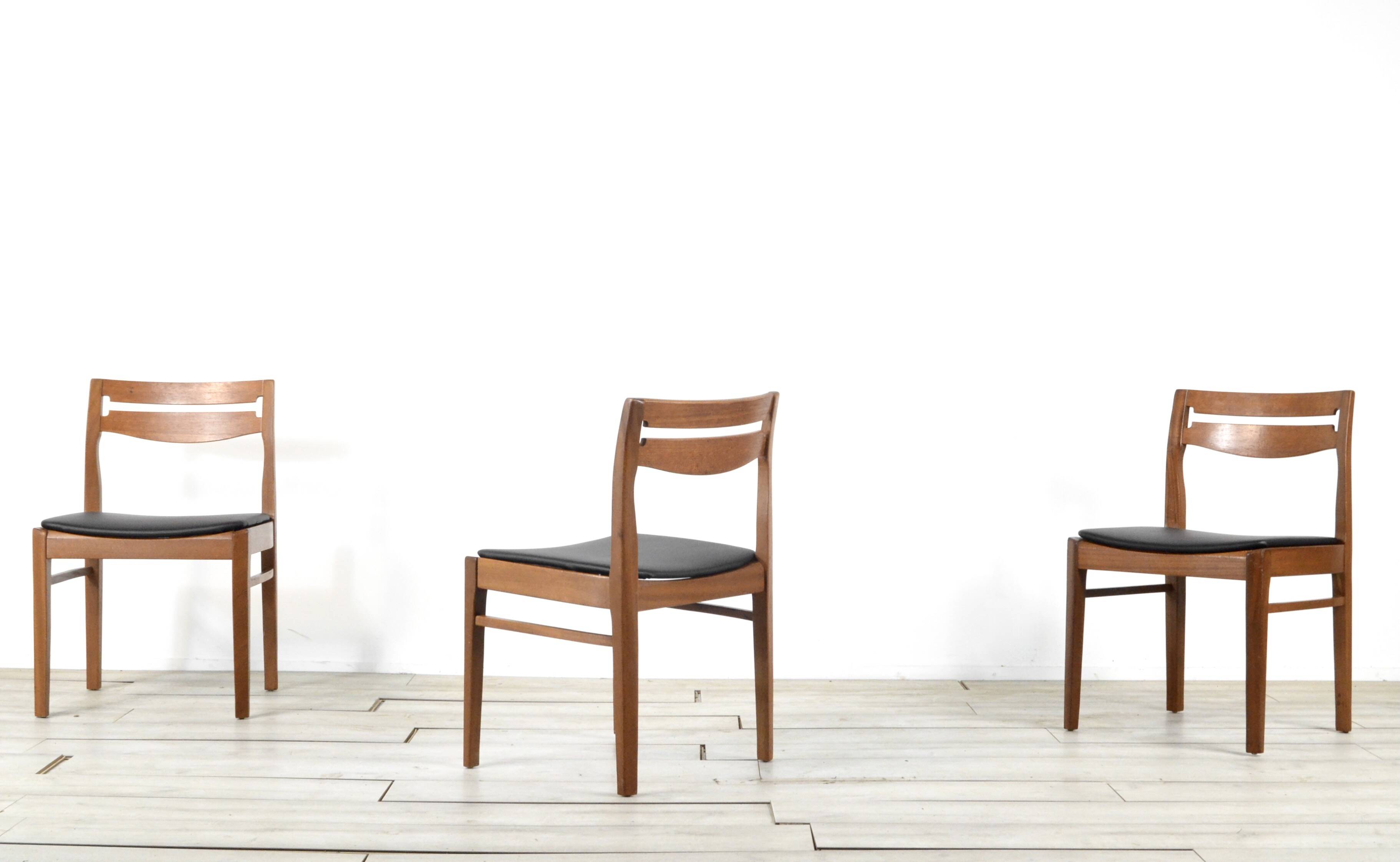 Ensemble de 4 chaises du milieu du siècle en teck et similicuir